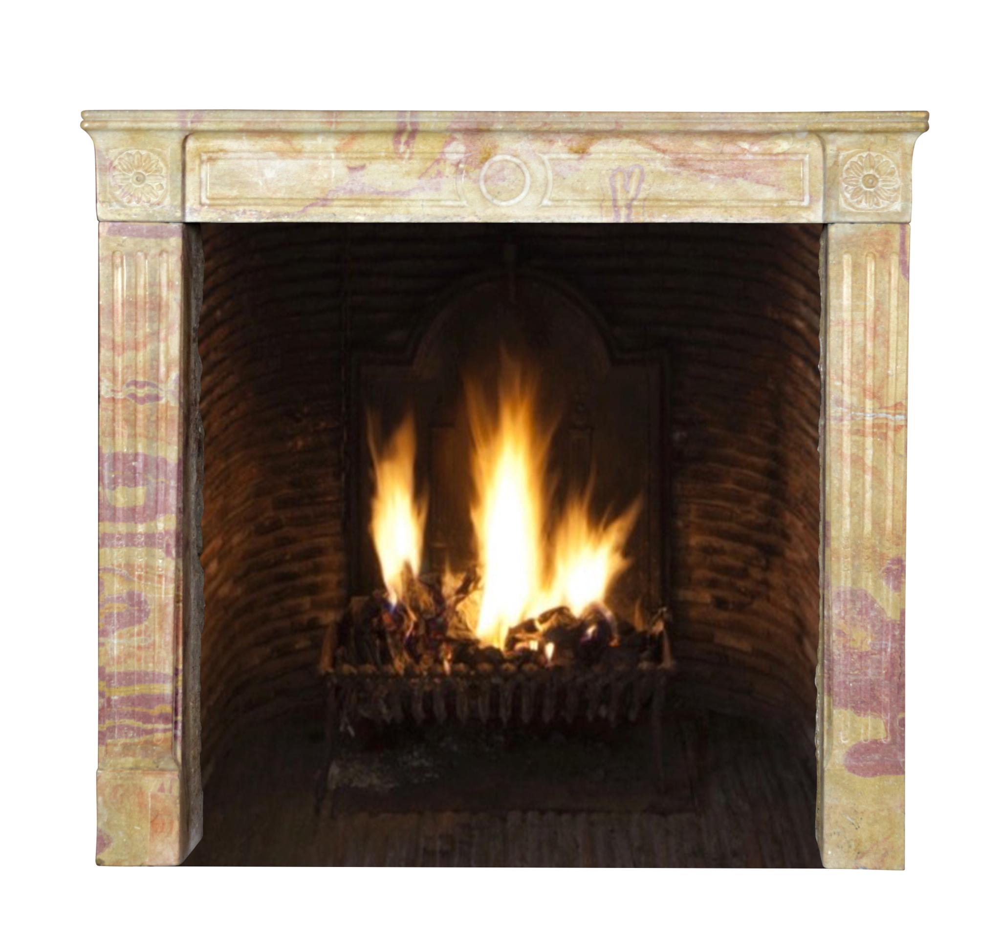 Französisches Original Vintage-Kaminsims aus Naturstein, Original (Louis XVI.) im Angebot
