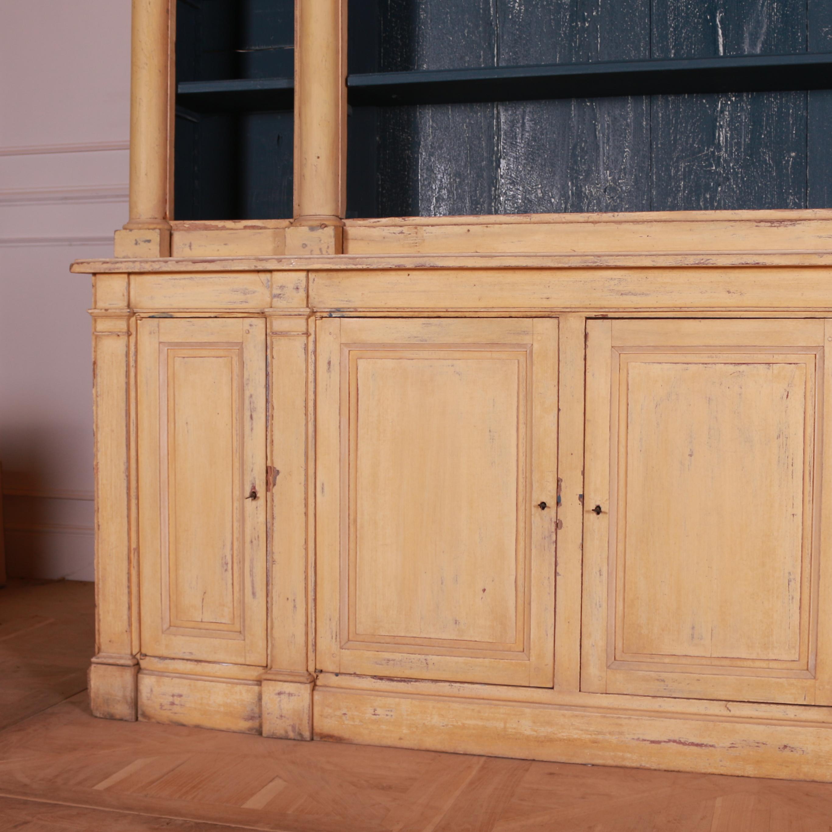 Wunderschönes original bemaltes französisches Bücherregal aus dem frühen 19. Der Innenraum wurde später lackiert. Der obere Teil lässt sich für einen leichten Zugang zerlegen. 1810.

Die Regaltiefe beträgt 10