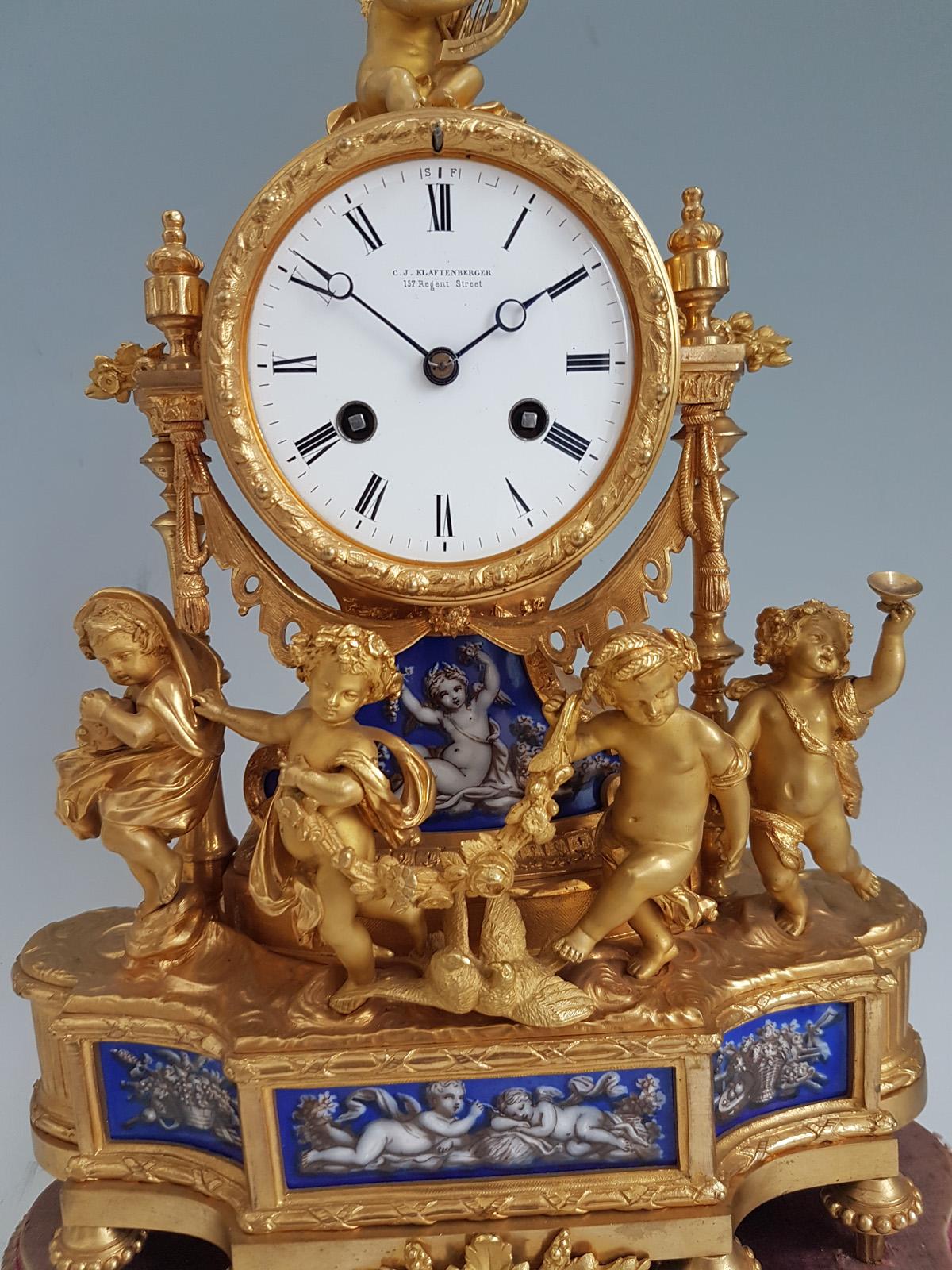 Vier Jahreszeiten-Kaminuhr aus Goldbronze und blauem Porzellan (Napoleon III.) im Angebot