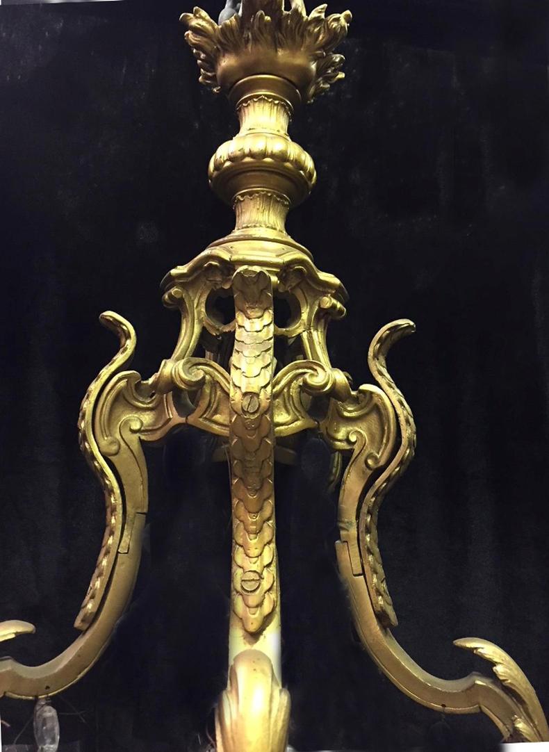 Französischer Kronleuchter aus Goldbronze und geschliffenem Kristall, 19. Jahrhundert im Angebot 7