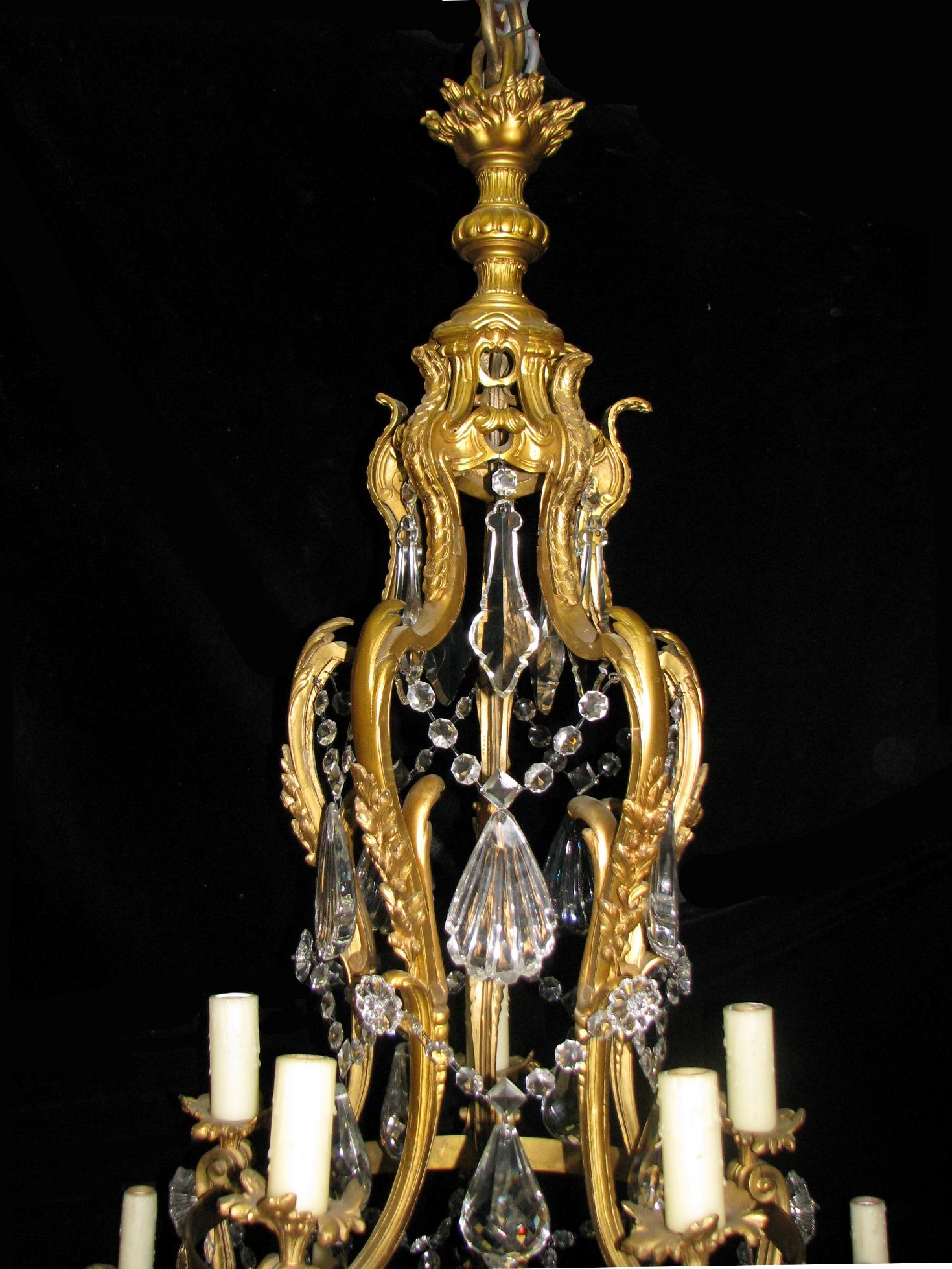 Französischer Kronleuchter aus Goldbronze und geschliffenem Kristall, 19. Jahrhundert (Louis XV.) im Angebot