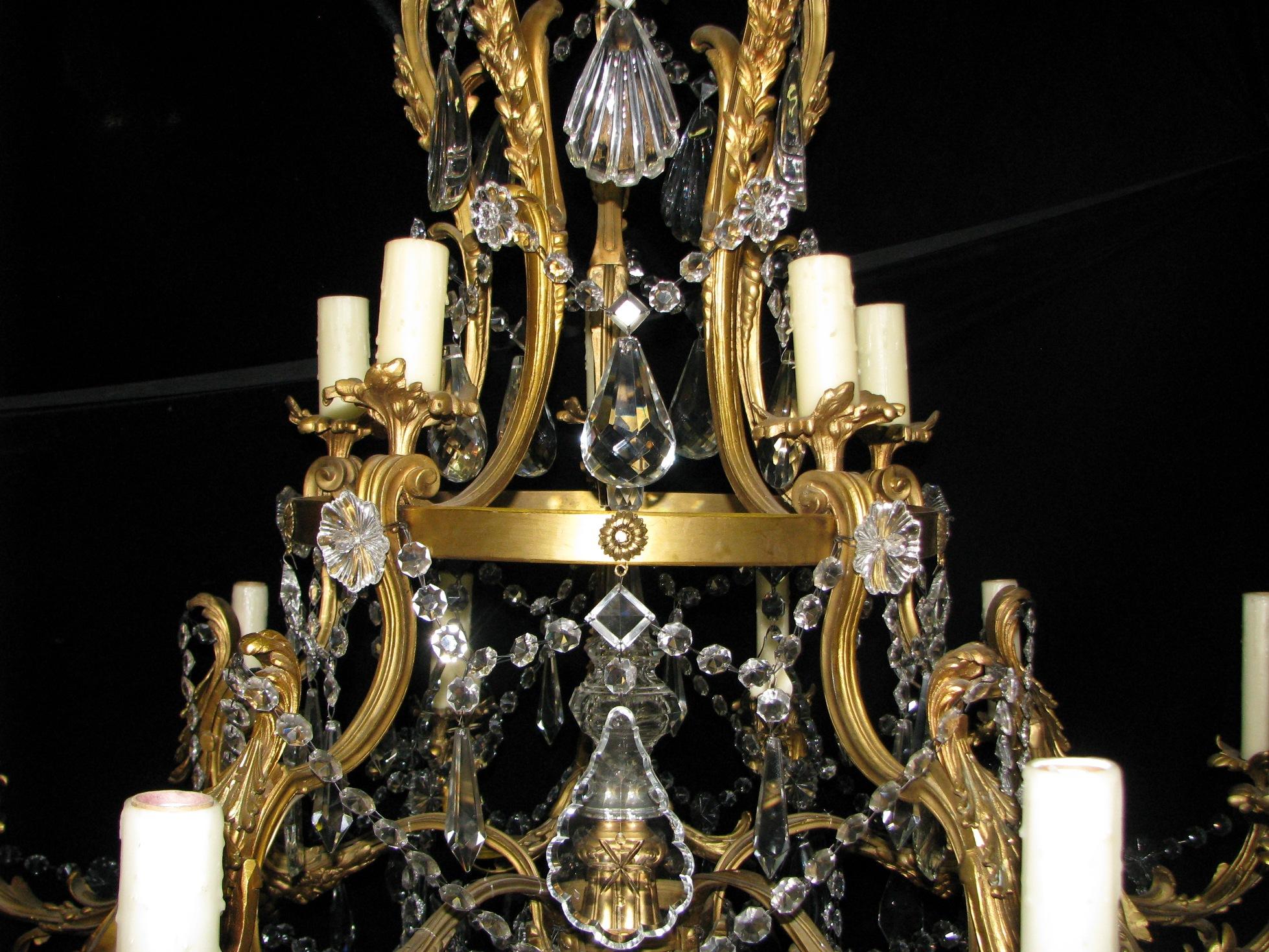 Französischer Kronleuchter aus Goldbronze und geschliffenem Kristall, 19. Jahrhundert im Zustand „Gut“ im Angebot in Cypress, CA