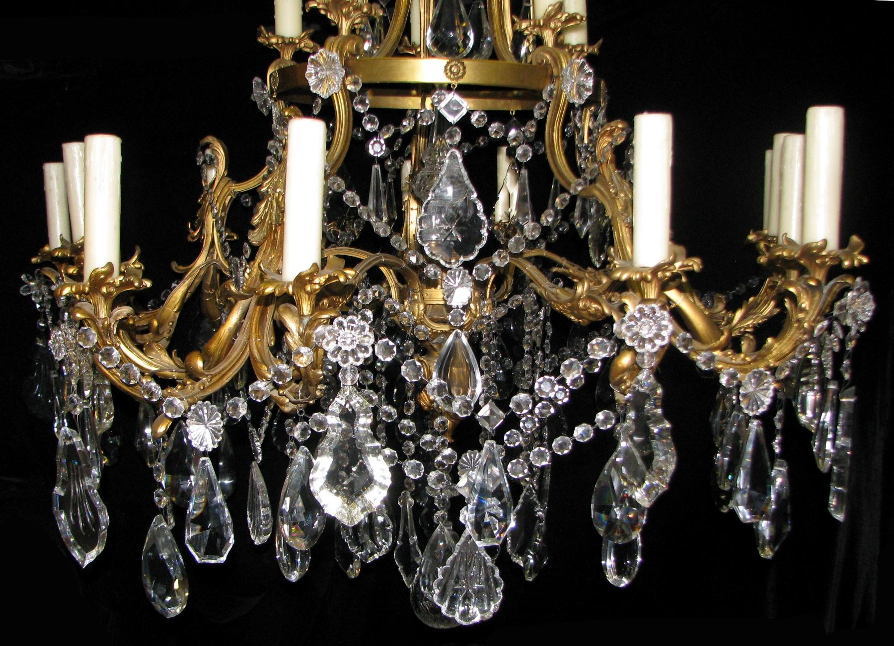 Französischer Kronleuchter aus Goldbronze und geschliffenem Kristall, 19. Jahrhundert im Angebot 1