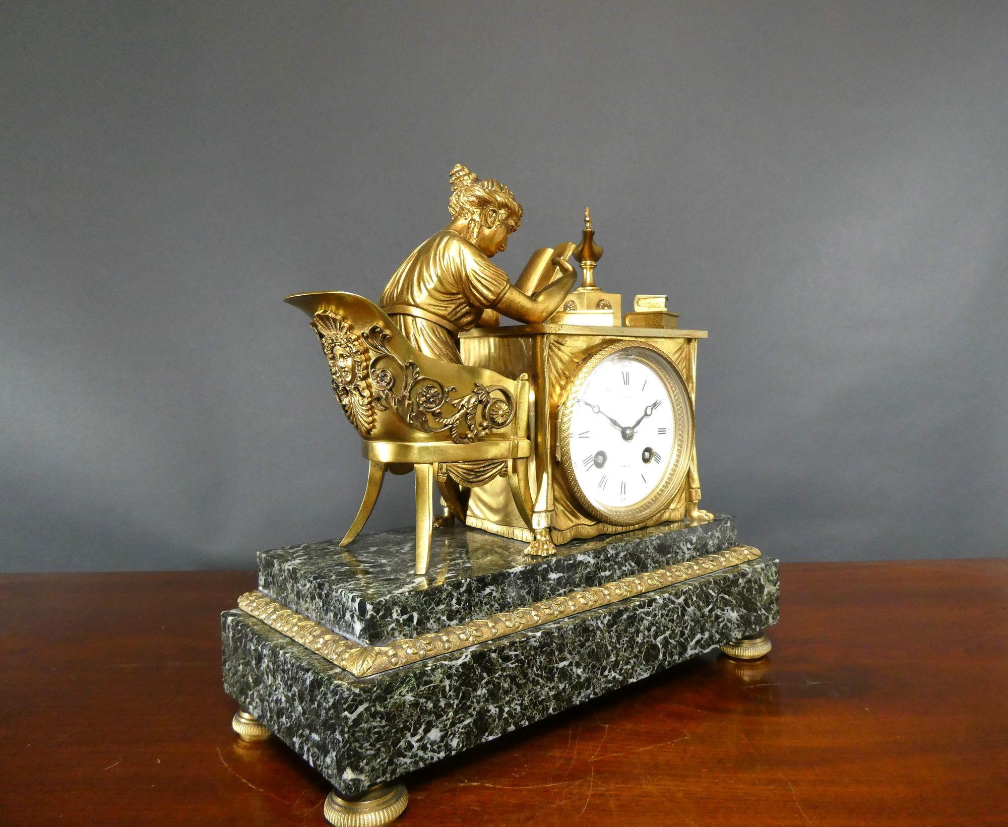 Pendule de cheminée en bronze doré et marbre vert, Maple & Co Ltd, Paris

Pendule de cheminée en bronze doré et marbre Verde représentant une jeune fille joliment moulée étudiant ses livres, assise sur une chaise décorative, reposant sur une base à
