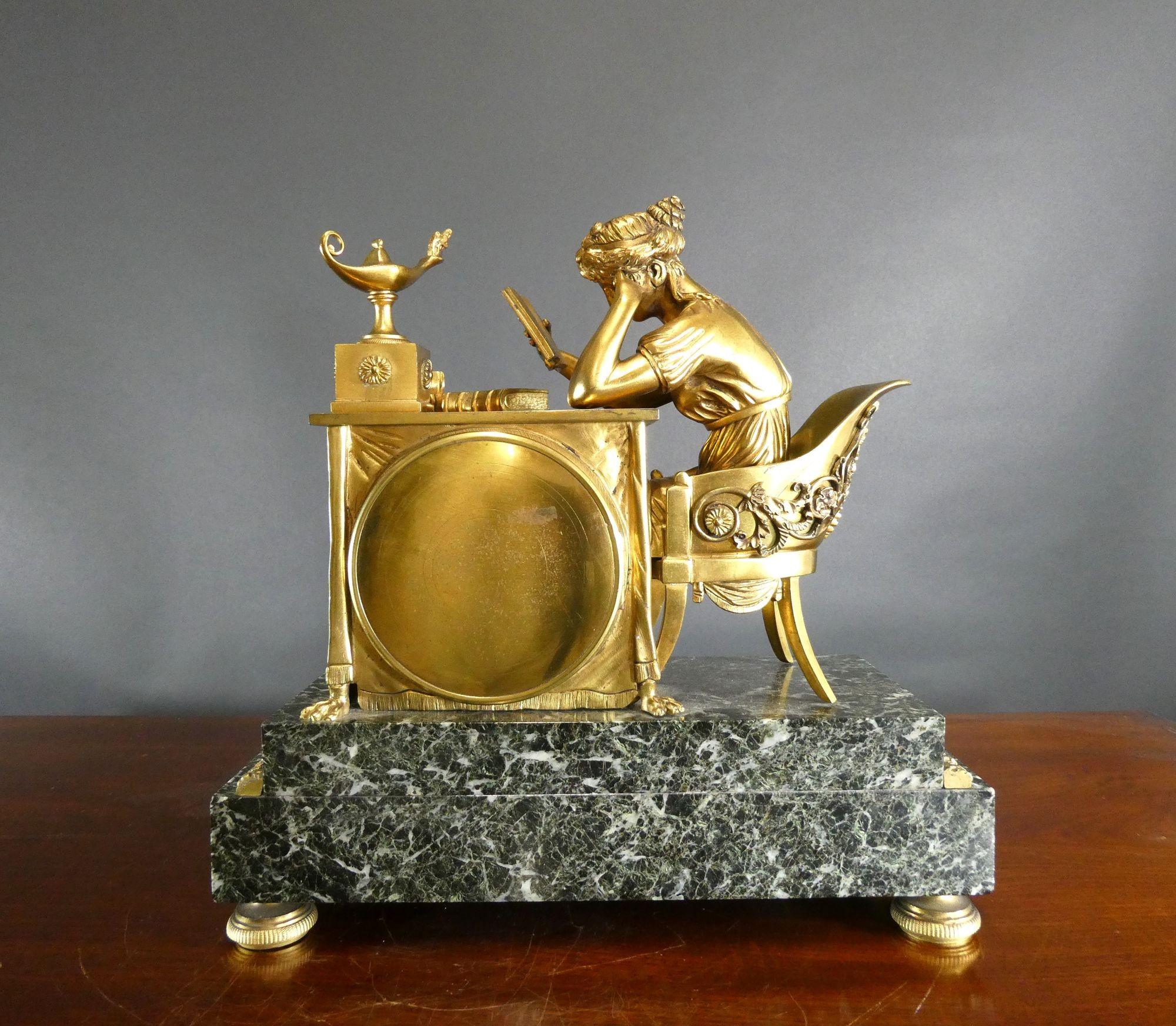 Fin du XIXe siècle Pendule de cheminée française en bronze doré et marbre vert, Maple & Co, Paris en vente