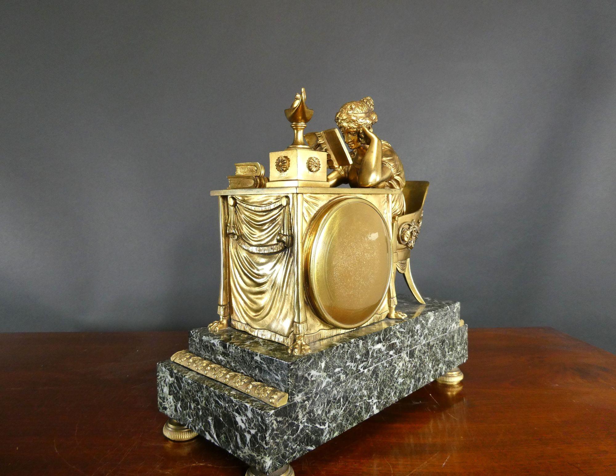 Bronze doré Pendule de cheminée française en bronze doré et marbre vert, Maple & Co, Paris en vente