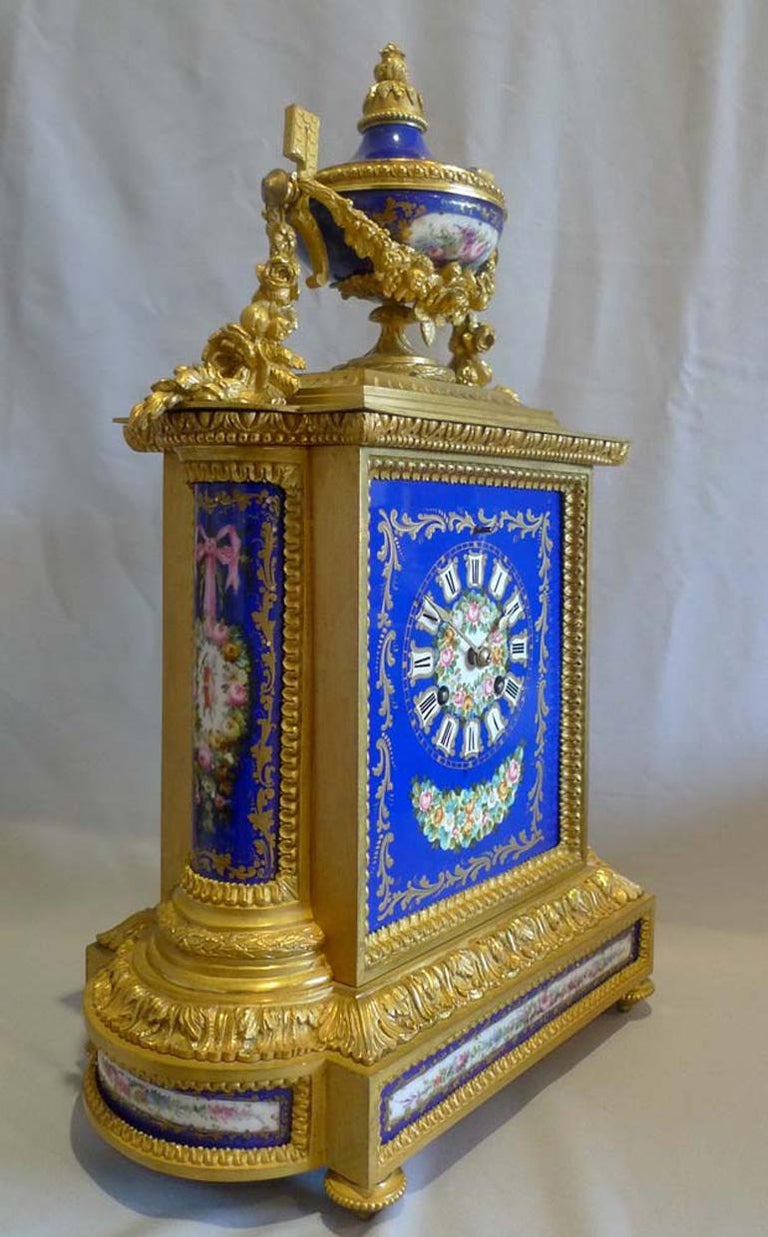 French ormolu and hand painted porcelain on a cobalt blue ground In Good Condition For Sale In London, GB