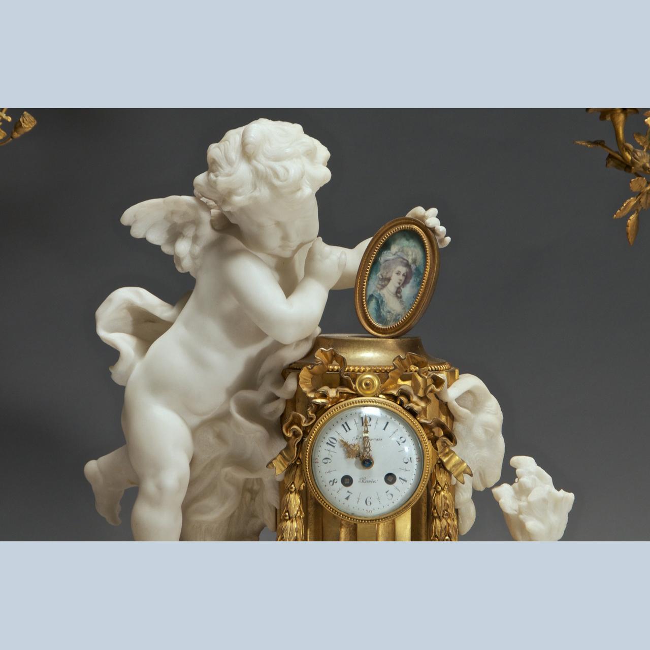 Français Garniture d'horloge française en bronze doré et marbre en vente