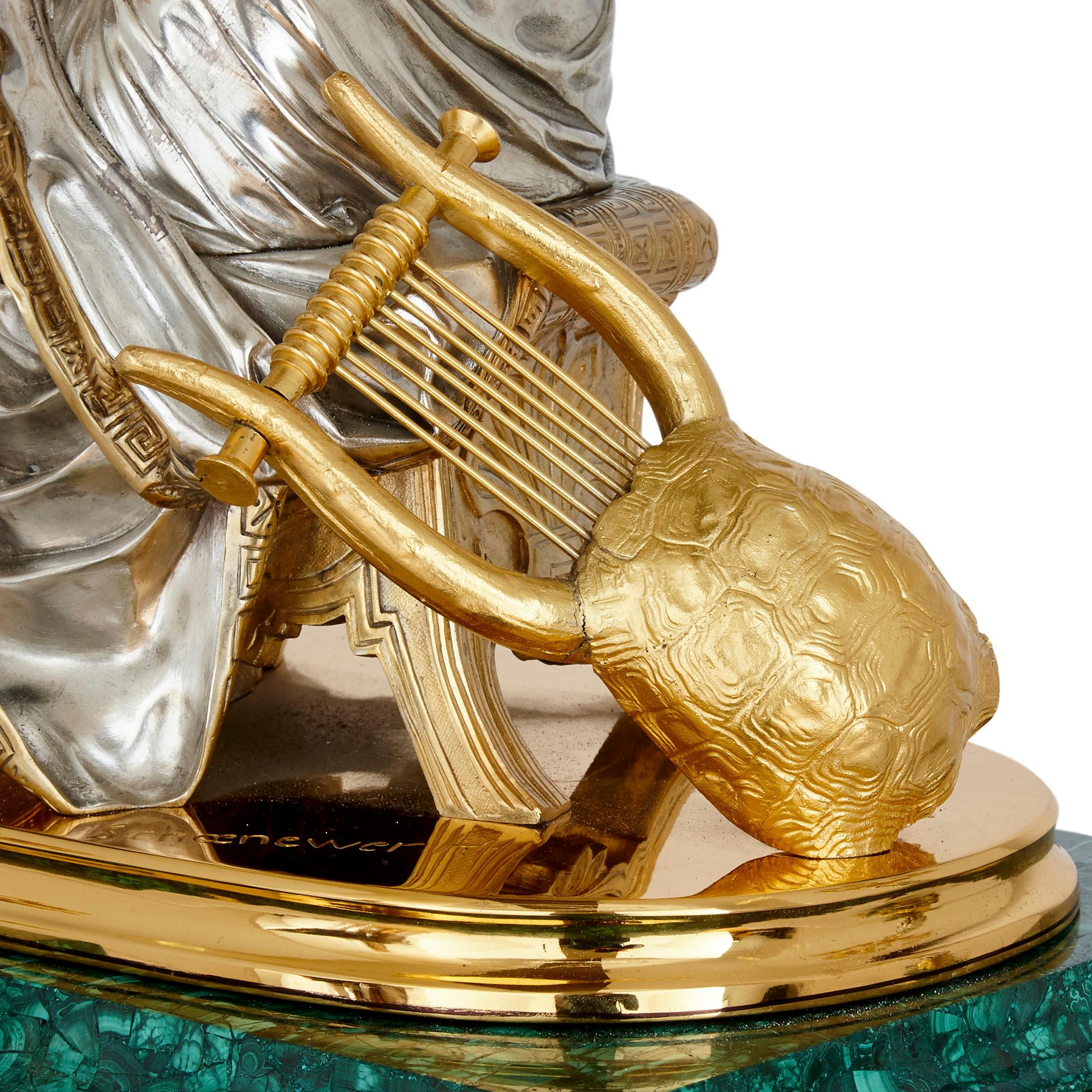 Dreiteiliges Uhrenset aus Goldbronze und versilberter Bronze mit Malachitbeschlägen (Französisch) im Angebot