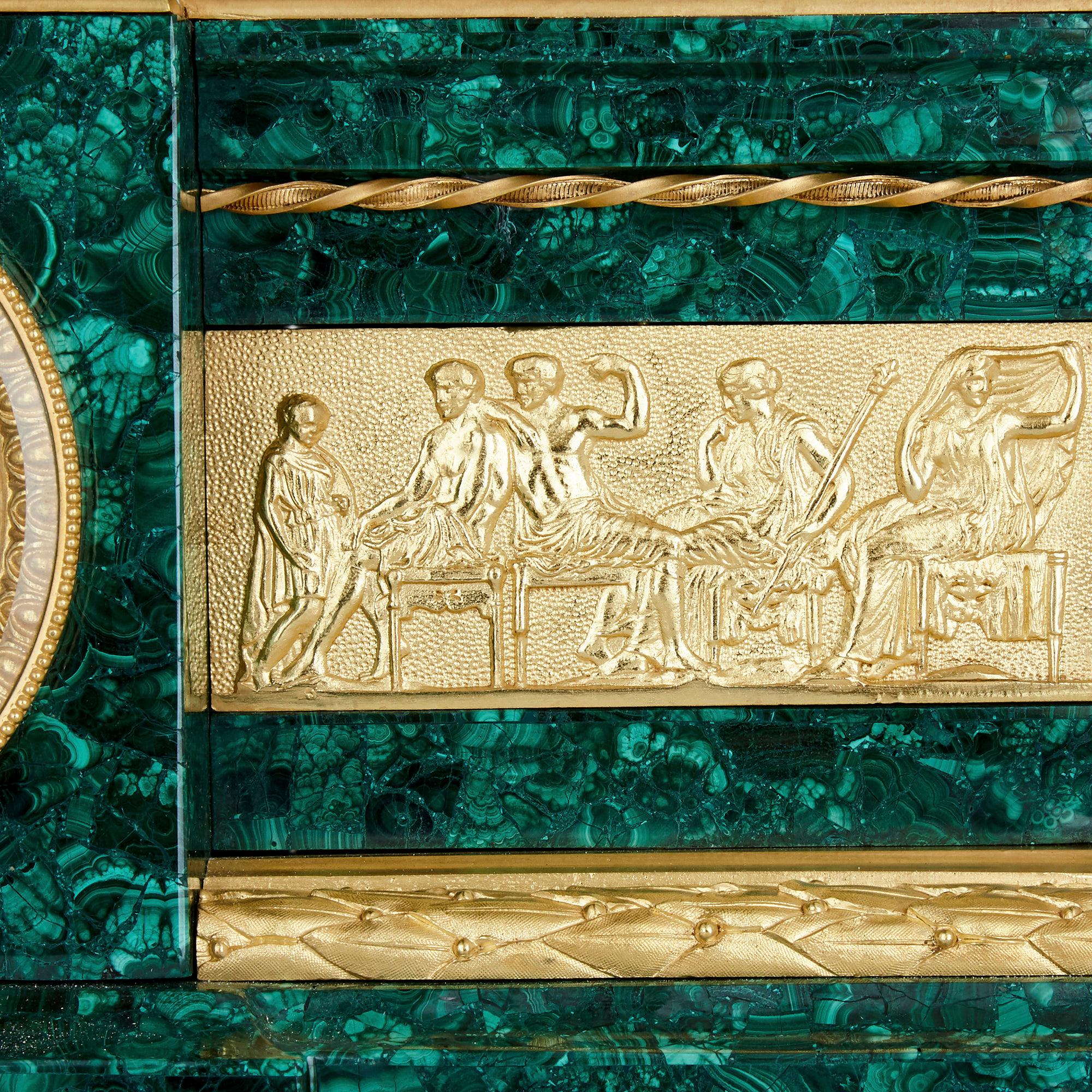 Dreiteiliges Uhrenset aus Goldbronze und versilberter Bronze mit Malachitbeschlägen im Zustand „Gut“ im Angebot in London, GB