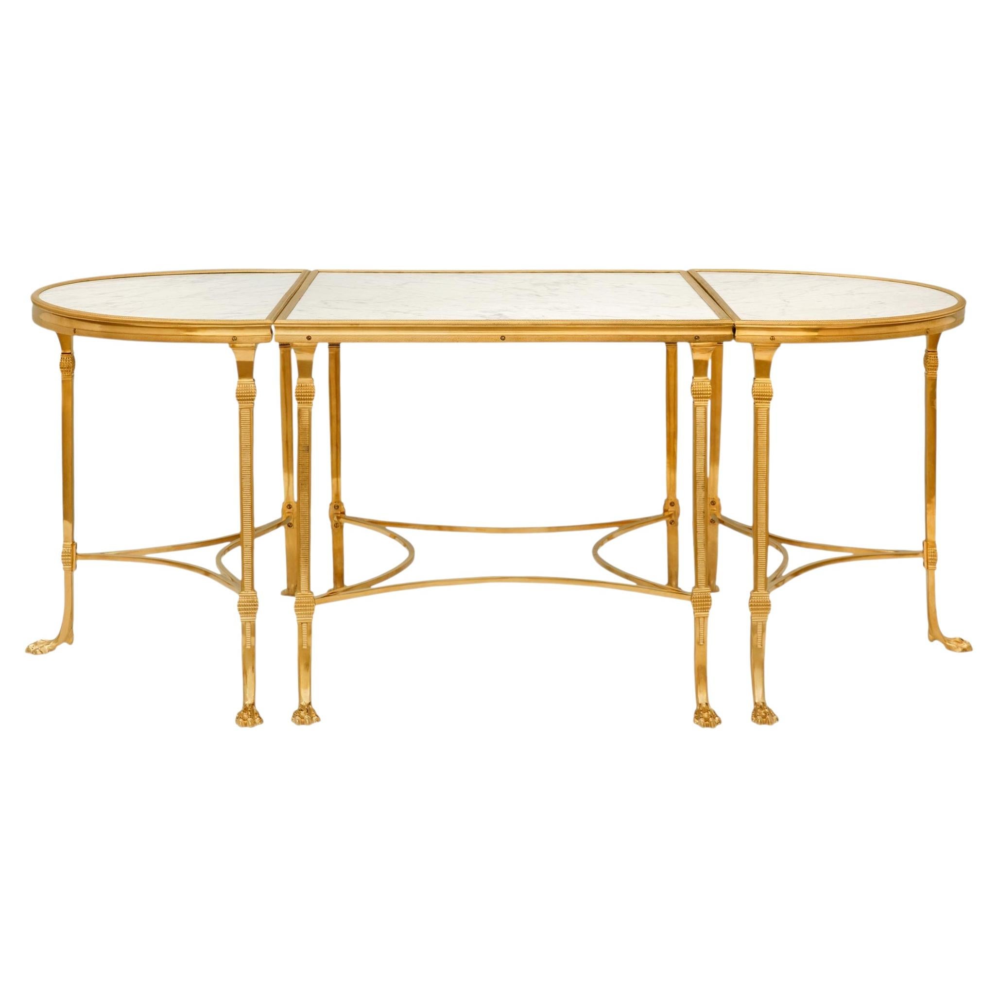 Tavolino francese in ormolu e marmo bianco di Carrara, attribuito alla Maison Bagues in vendita