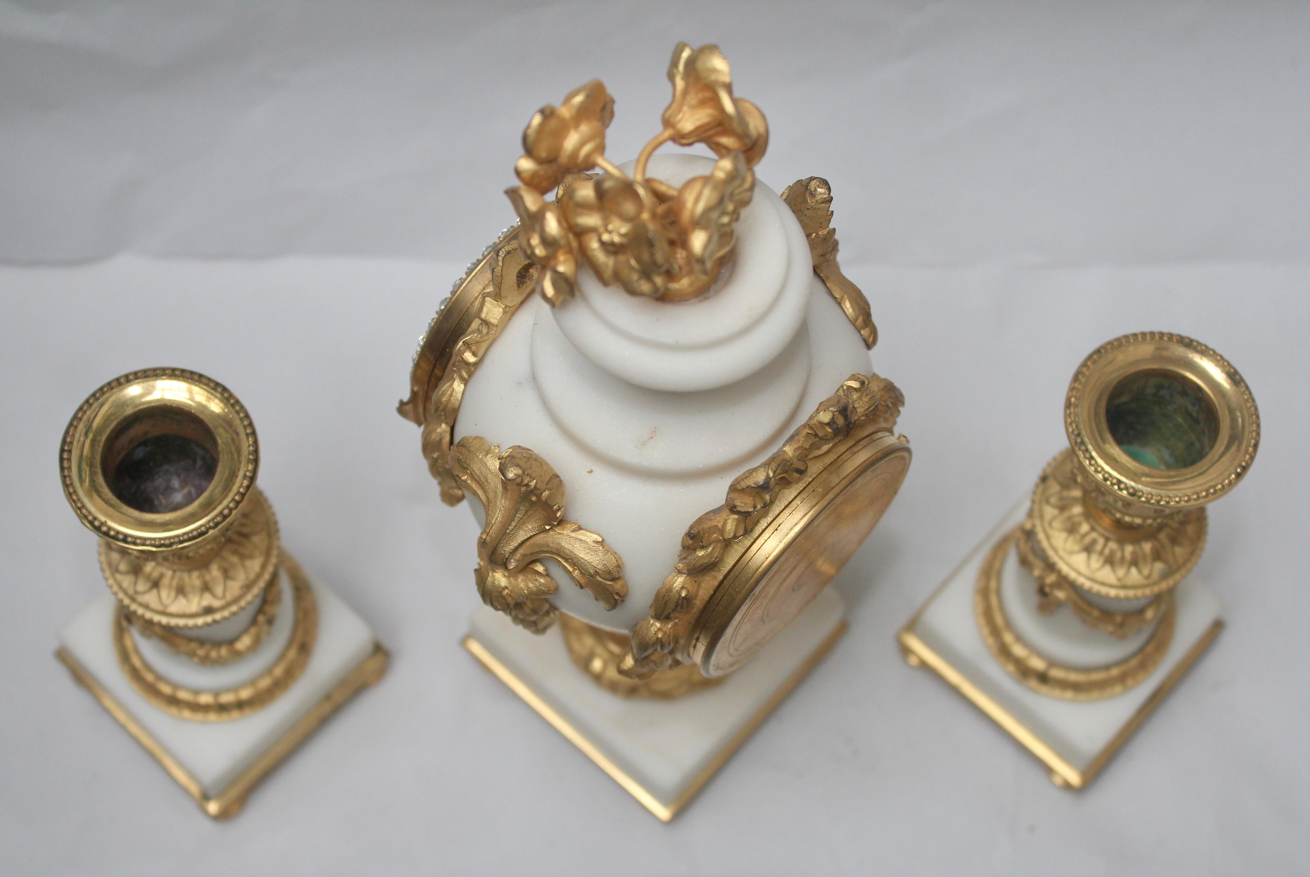 French Ormolu and White Marble Three-Pieces Vase Shaped Clock Garniture In Good Condition In Saint-Ouen, FR