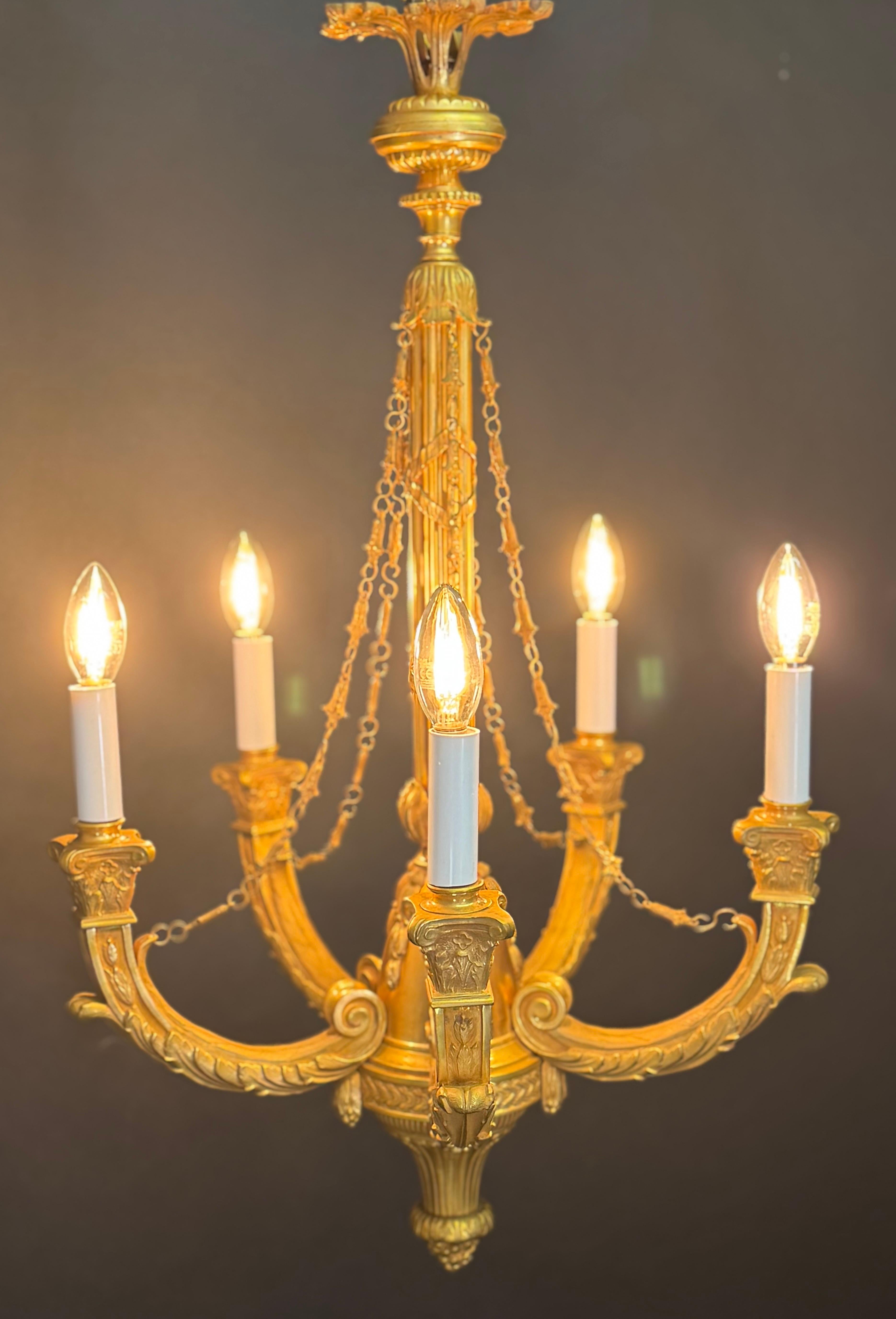 Araña francesa de bronce dorado estilo Imperio, ca.1960 en venta 2