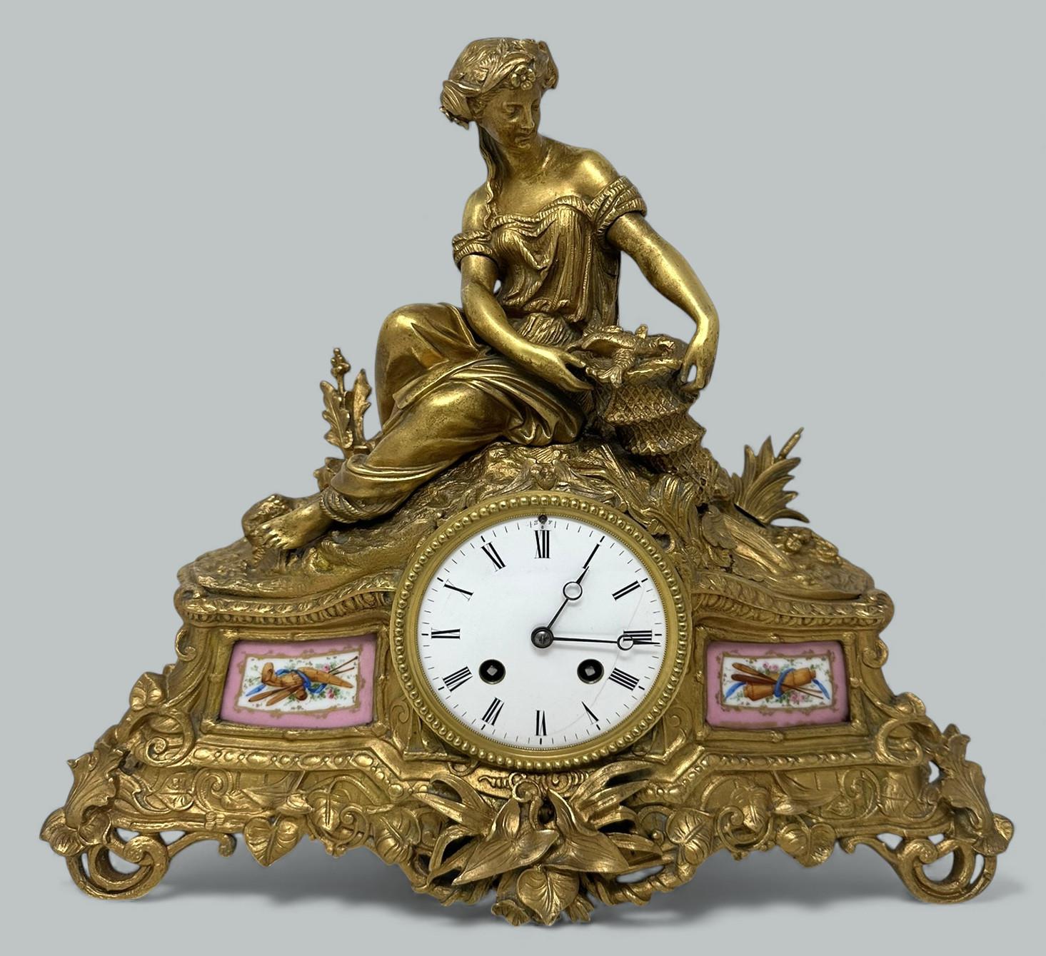 Un eccezionale e bellissimo pezzo da camino francese in bronzo dorato in stile Luigi XVI di qualità eccezionale. Realizzato in Francia dalla rinomata J. B. J. B.. Metà del XIX secolo.  

La cassa principale è impreziosita da pannelli rettangolari in