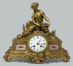 Reloj francés de manto de porcelana Sèvres de bronce ormolu por Jean-Baptiste Delettrez