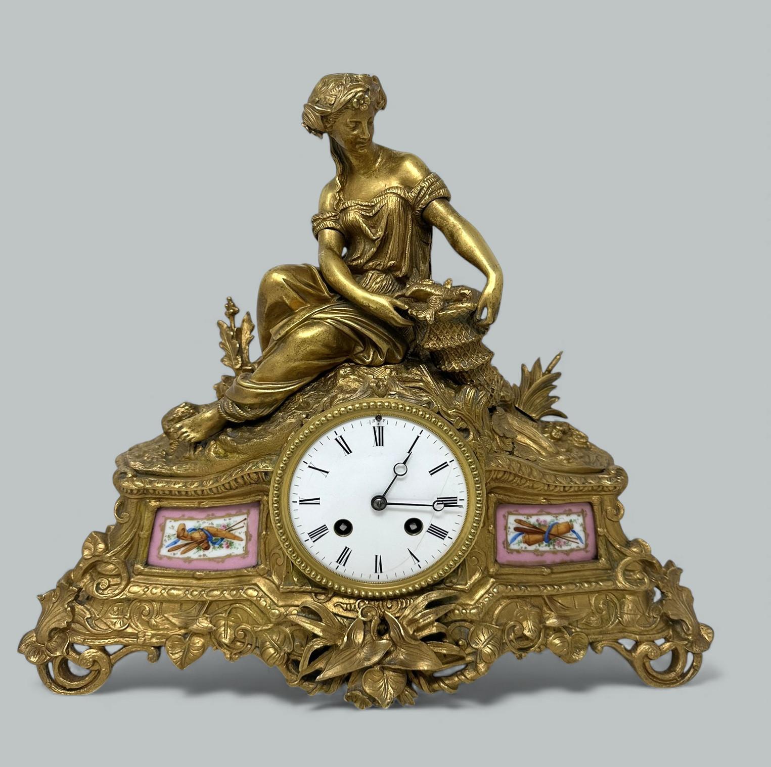 Vittoriano Orologio da parete francese in porcellana di Sèvres in bronzo ormolinato di Jean-Baptiste Delettrez in vendita