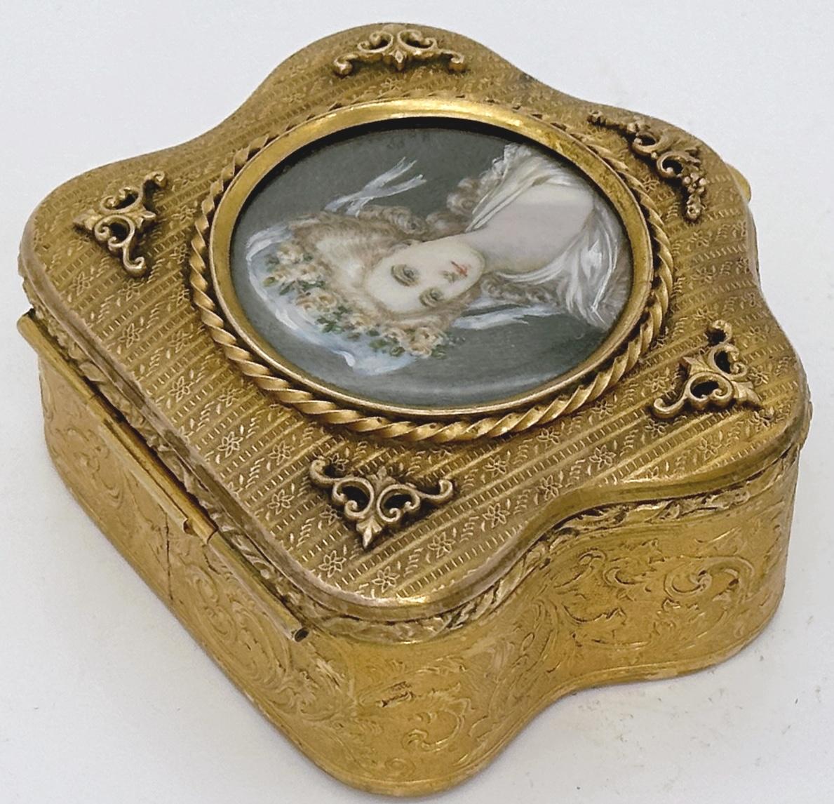 Scatola francese con cartiglio Ormolu Ritratto di Marie Antoinette, Parigi, Circa 1900 in vendita 2