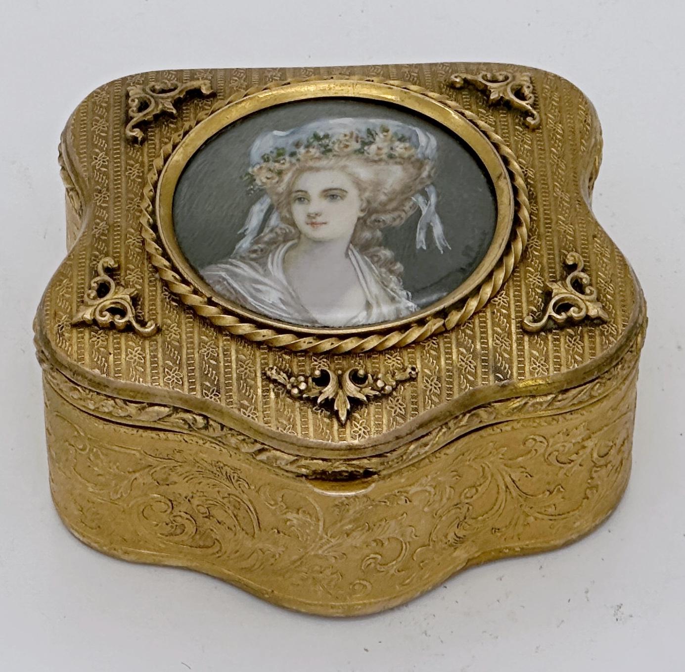 Scatola francese con cartiglio Ormolu Ritratto di Marie Antoinette, Parigi, Circa 1900 in vendita 4
