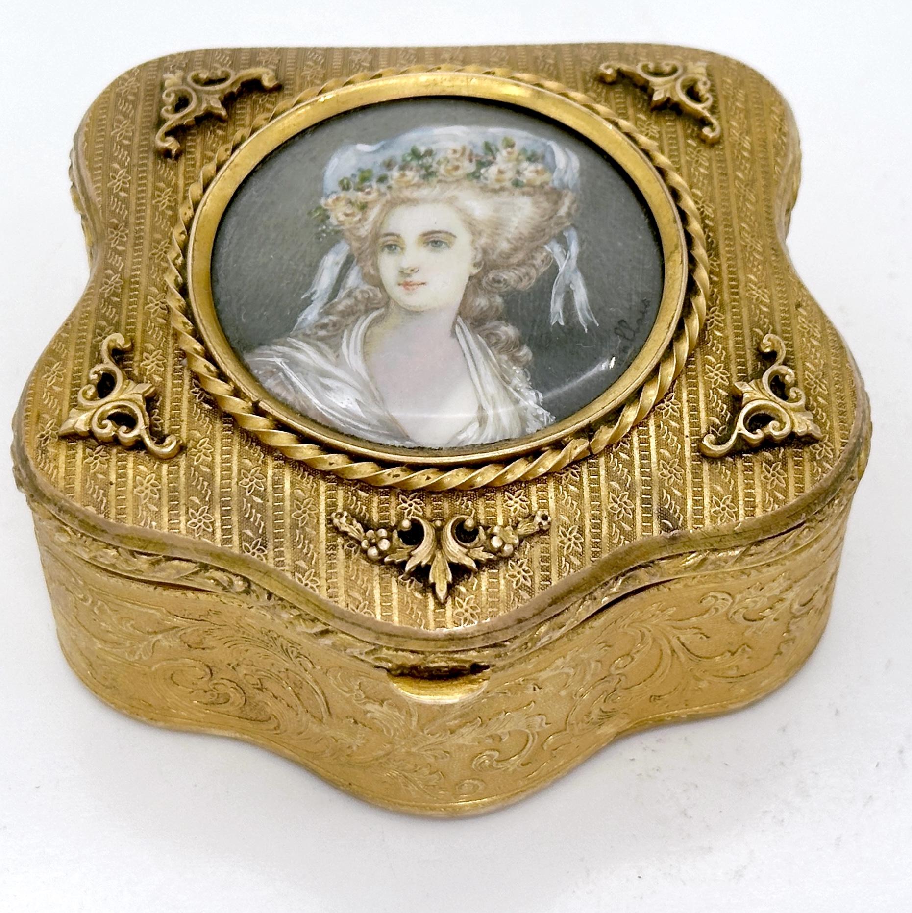 Scatola francese a cartiglio in ormolu con ritratto in miniatura di Marie Antoinette, firmata, Parigi circa 1900

Questo squisito cofanetto francese a forma di cartiglio risale all'epoca della Belle Époque, intorno al 1900, e incarna l'opulenza e la