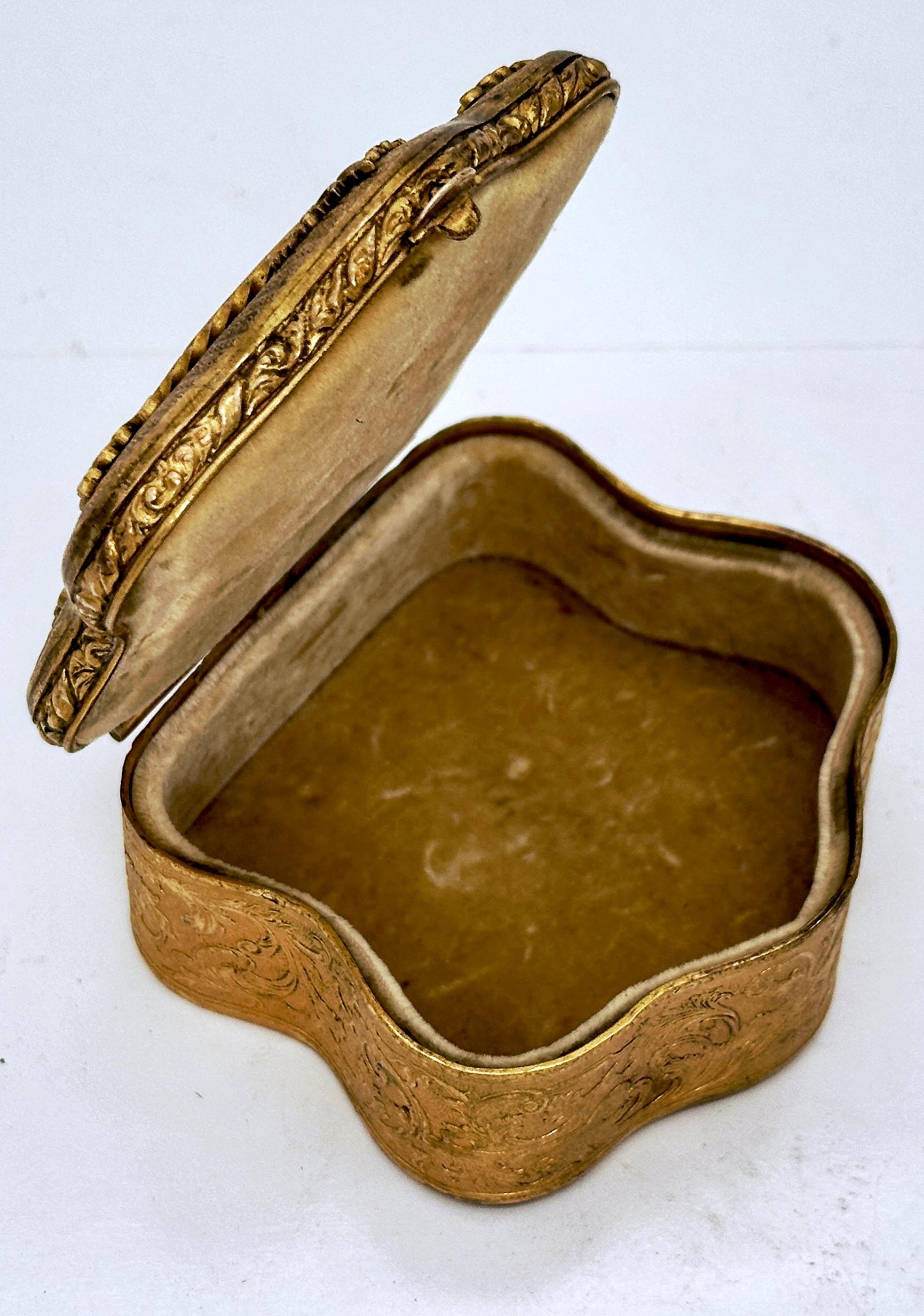 Francese Scatola francese con cartiglio Ormolu Ritratto di Marie Antoinette, Parigi, Circa 1900 in vendita