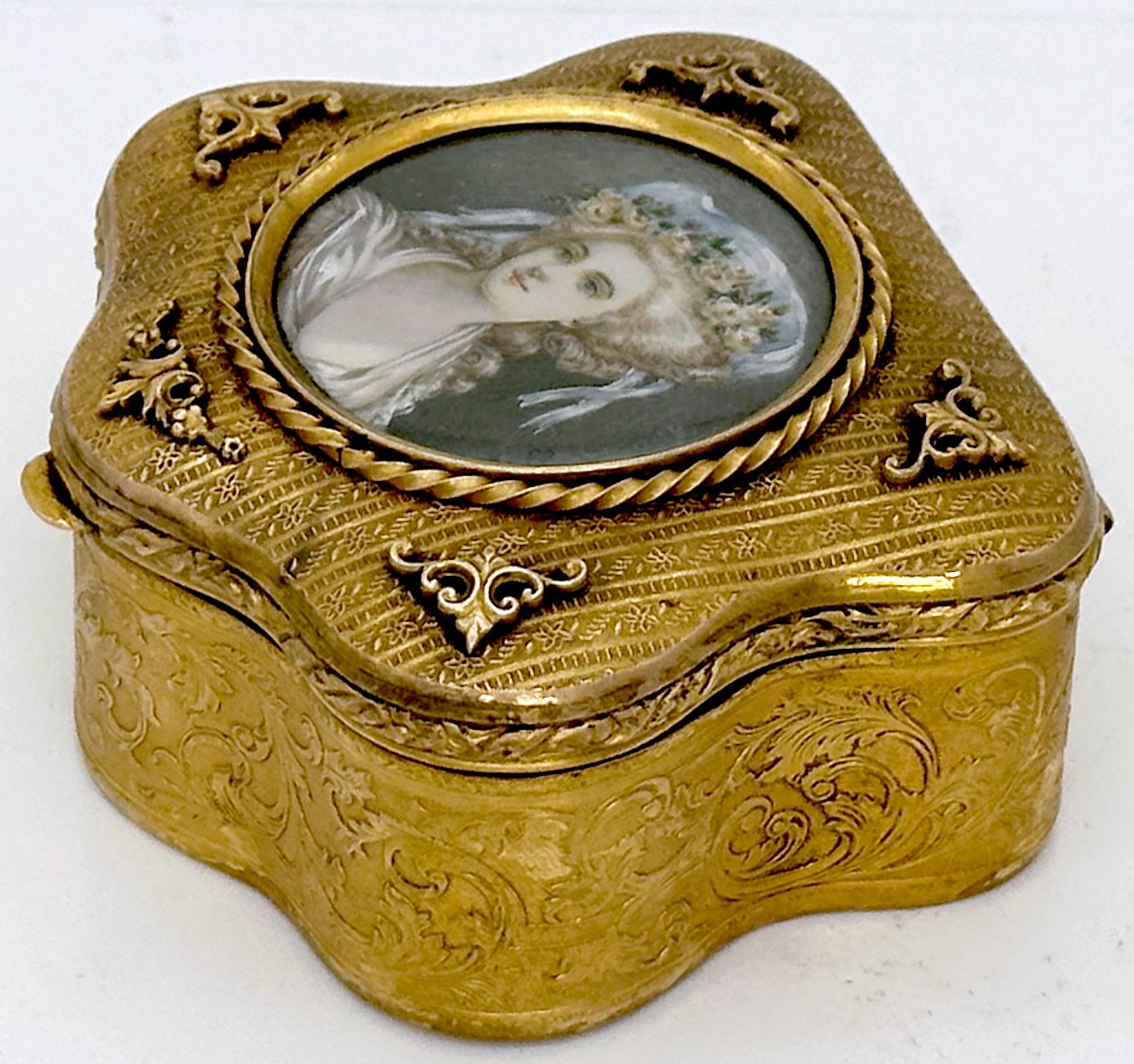 Dipinto a mano Scatola francese con cartiglio Ormolu Ritratto di Marie Antoinette, Parigi, Circa 1900 in vendita