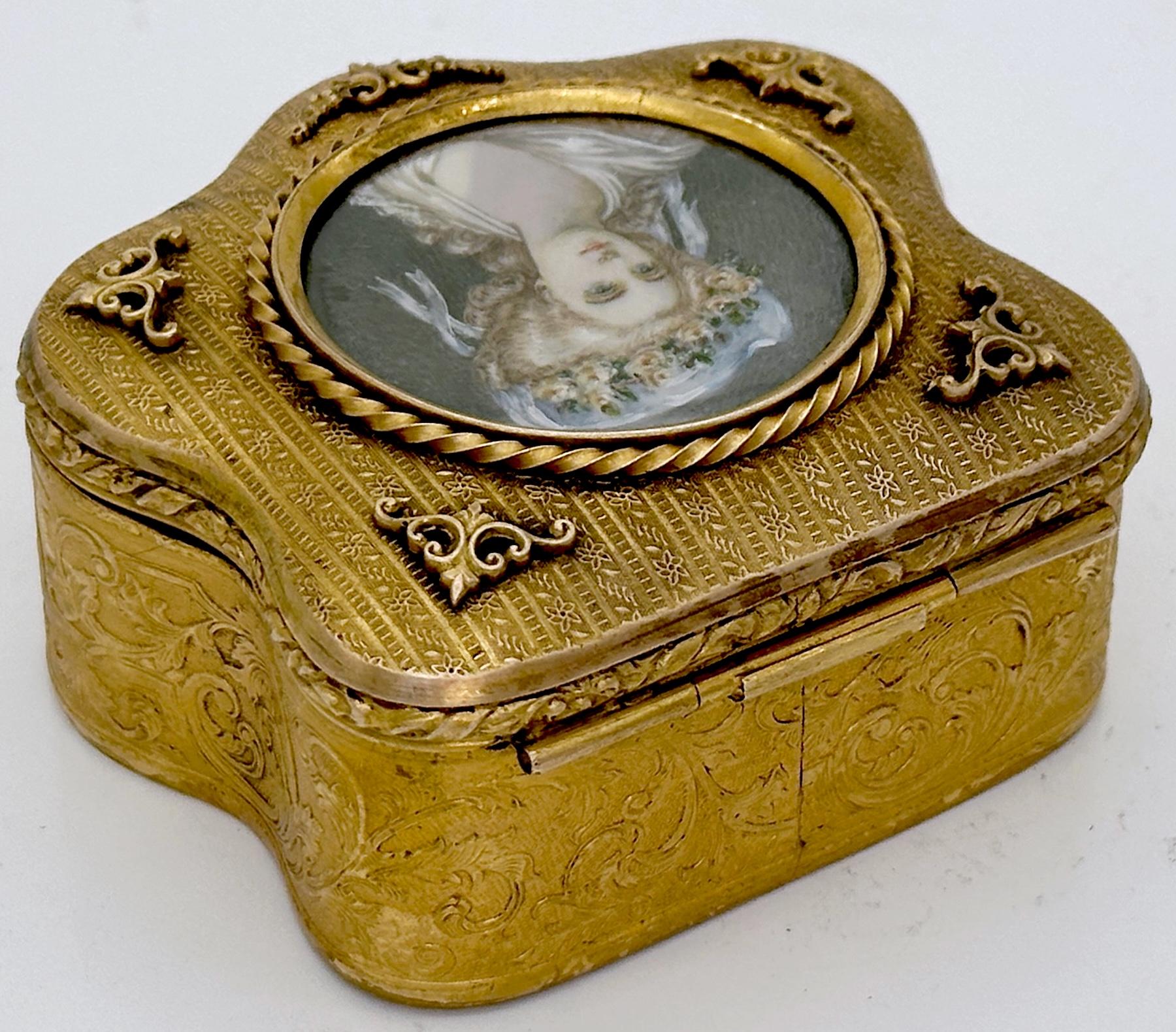 XX secolo Scatola francese con cartiglio Ormolu Ritratto di Marie Antoinette, Parigi, Circa 1900 in vendita