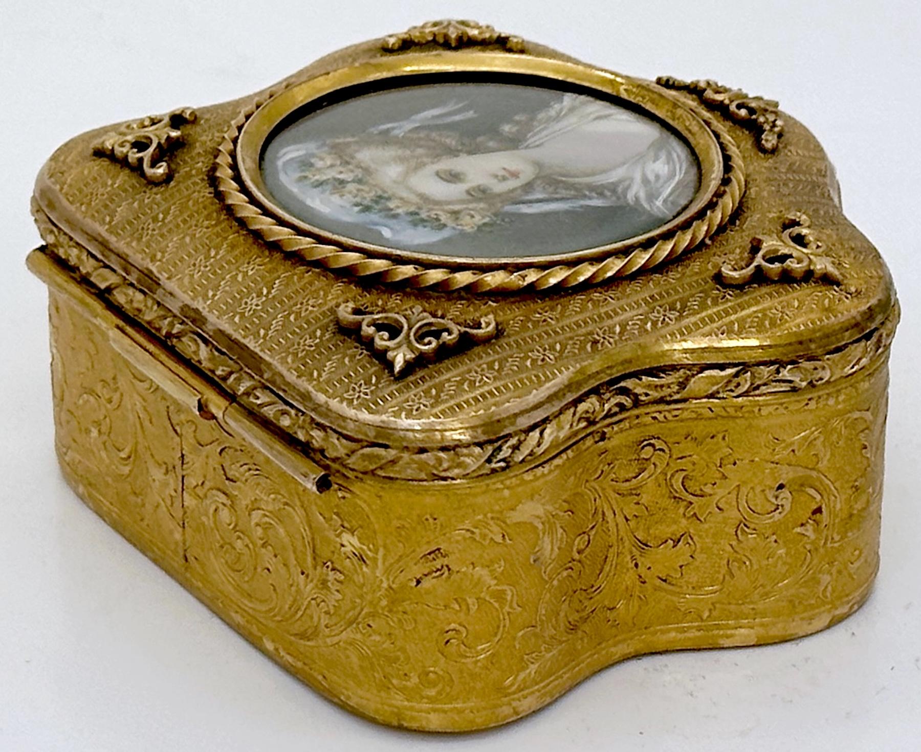 Scatola francese con cartiglio Ormolu Ritratto di Marie Antoinette, Parigi, Circa 1900 in vendita 1