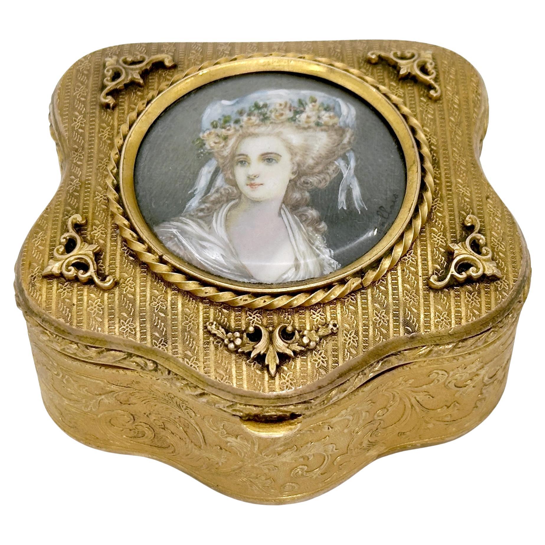 Scatola francese con cartiglio Ormolu Ritratto di Marie Antoinette, Parigi, Circa 1900