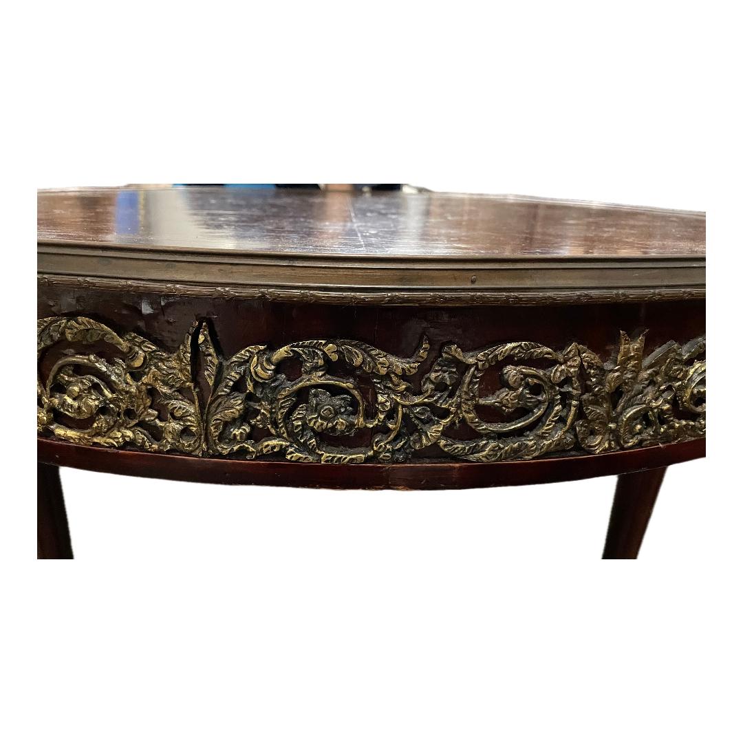 C. 20ème siècle

Table de salle à manger française montée en bronze doré, beau grainage.