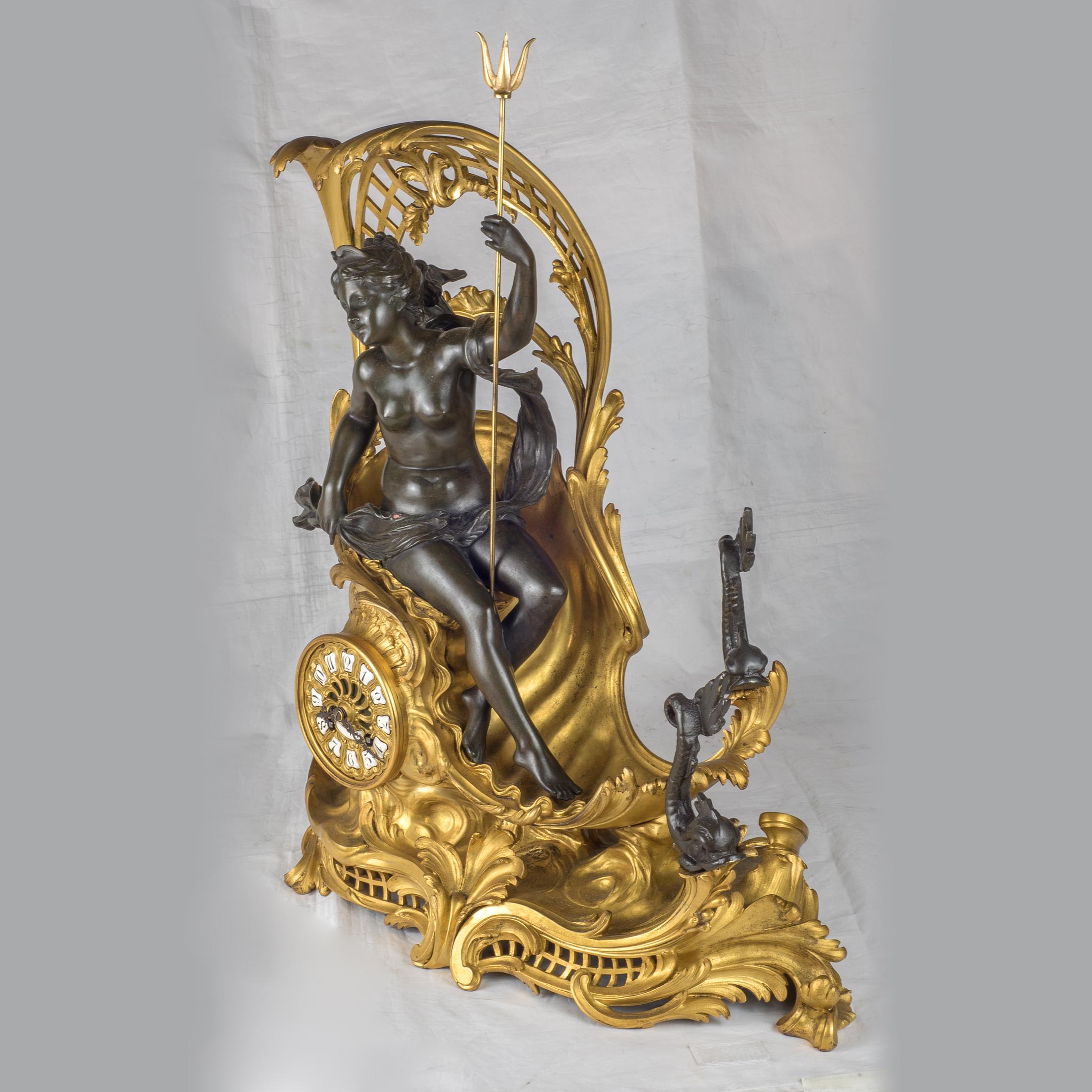 Vergoldete und patinierte Bronze-Manteluhr, die den von Delphinen gezogenen Wagen der Amphitrite darstellt, zugeschrieben F. Like.

Herkunft: Französisch
Datum: 19. Jahrhundert
Abmessungen: 21 x 18 x 8 Zoll.