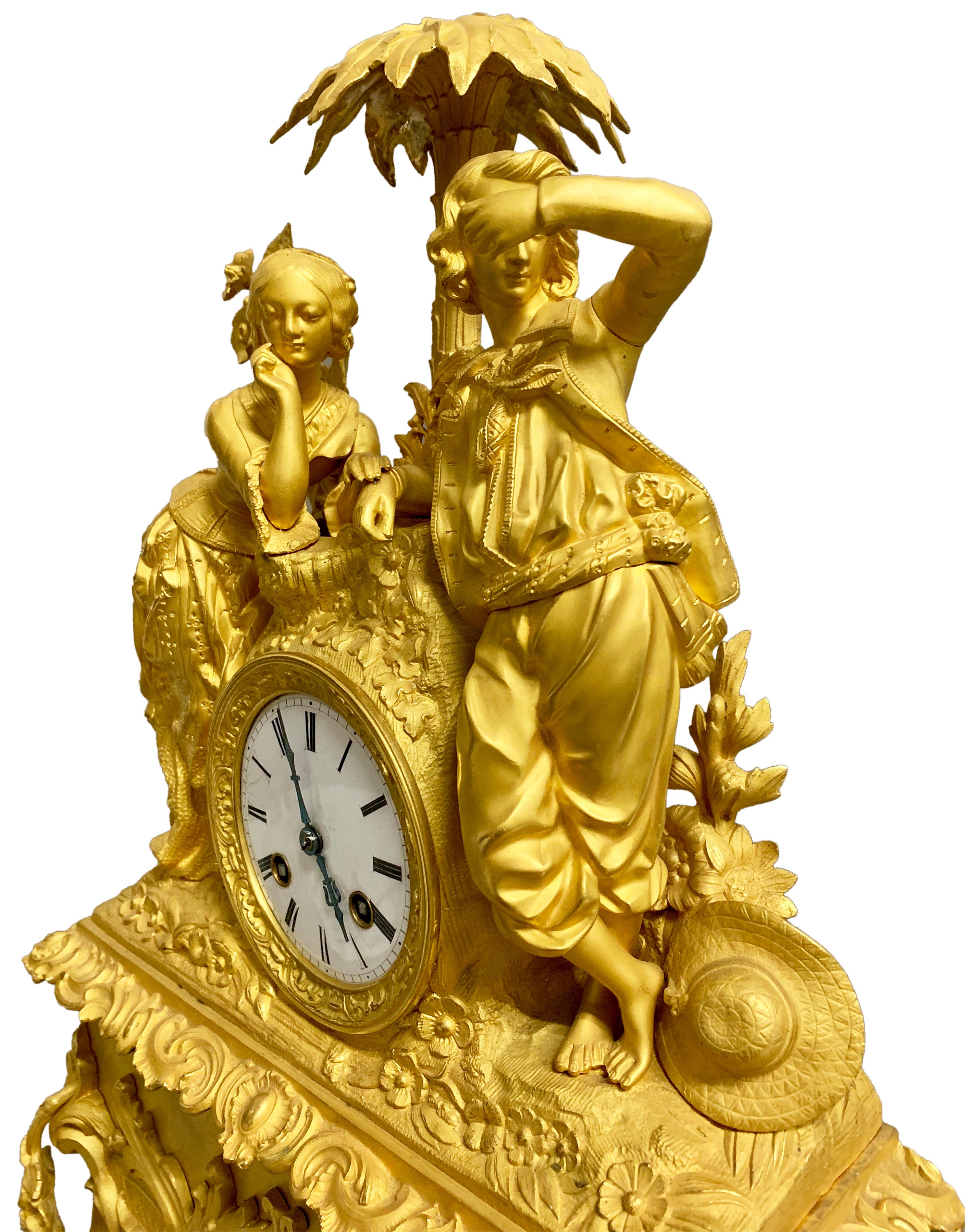 Pendule de cheminée figurative française en bronze doré avec dôme en verre, vers 1820 Bon état - En vente à Los Angeles, CA