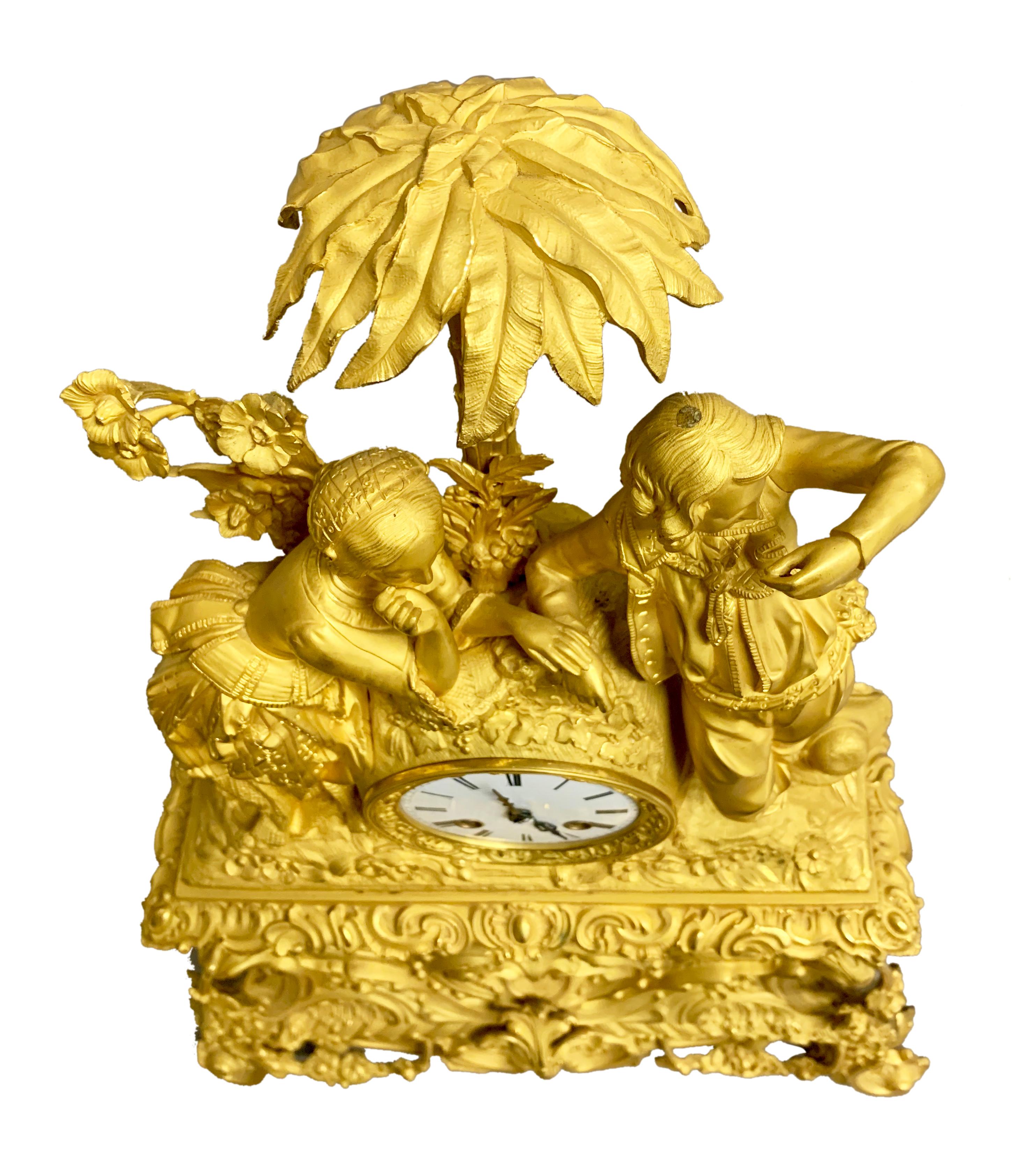 Verre Pendule de cheminée figurative française en bronze doré avec dôme en verre, vers 1820 en vente