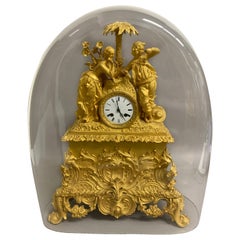 Pendule de cheminée figurative française en bronze doré avec dôme en verre, vers 1820