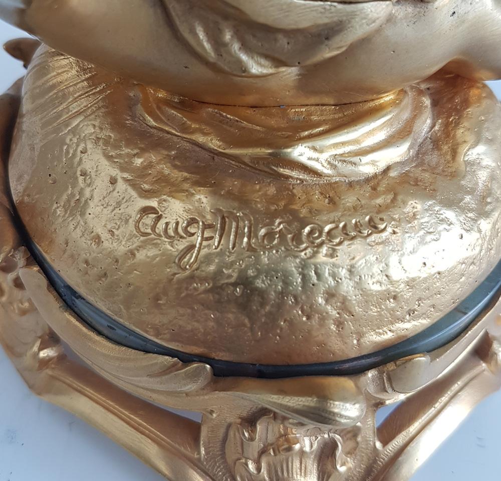 Miroir de table français ancien en bronze doré, avec un putti ou un chérubin couché, sur une base en onyx, signé Aug. Moreau. Une pièce extrêmement fine, en superbe état, le moulage et la ciselure de l'angelot sont très finement exécutés. Une belle