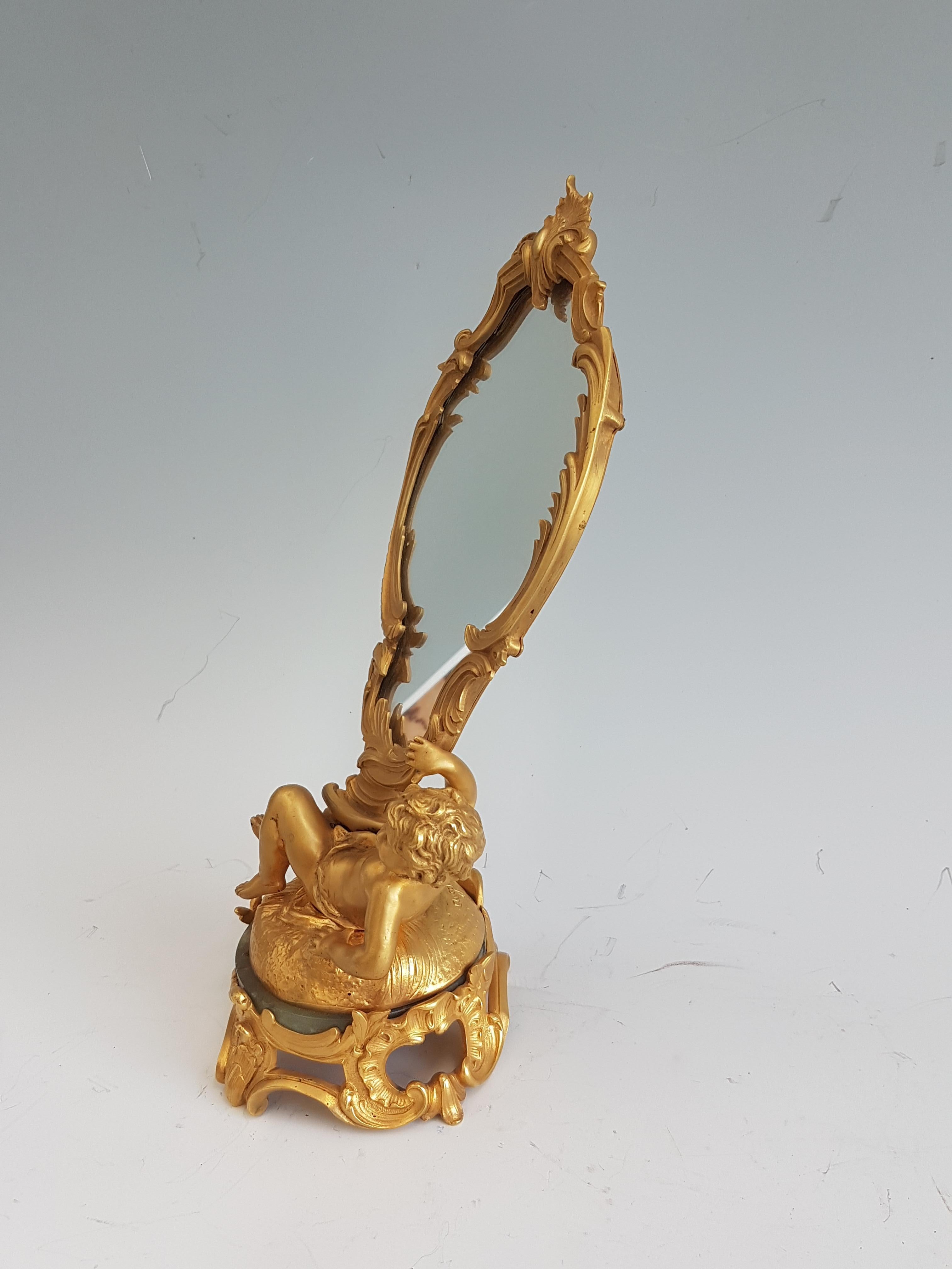 Français Miroir figuratif en bronze doré français signé August Moreau en vente