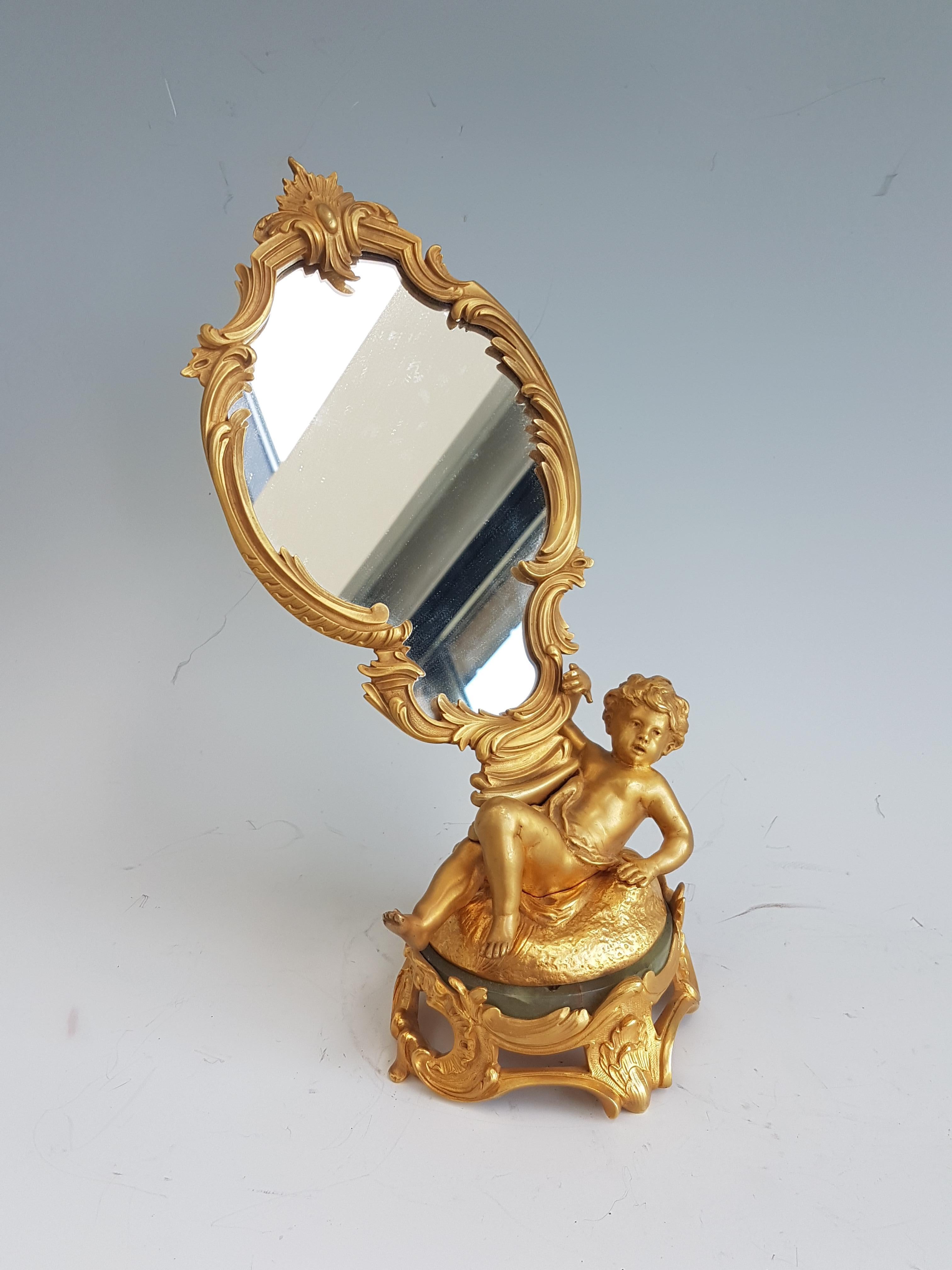 Doré Miroir figuratif en bronze doré français signé August Moreau en vente