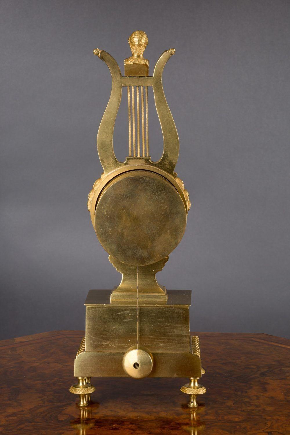 Français Horloge de cheminée à lyre en bronze doré en vente