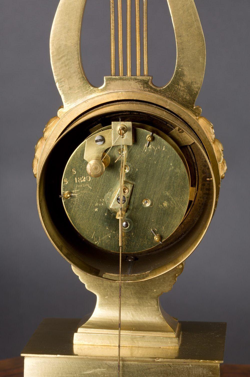 Horloge de cheminée à lyre en bronze doré Bon état - En vente à Norwich, GB