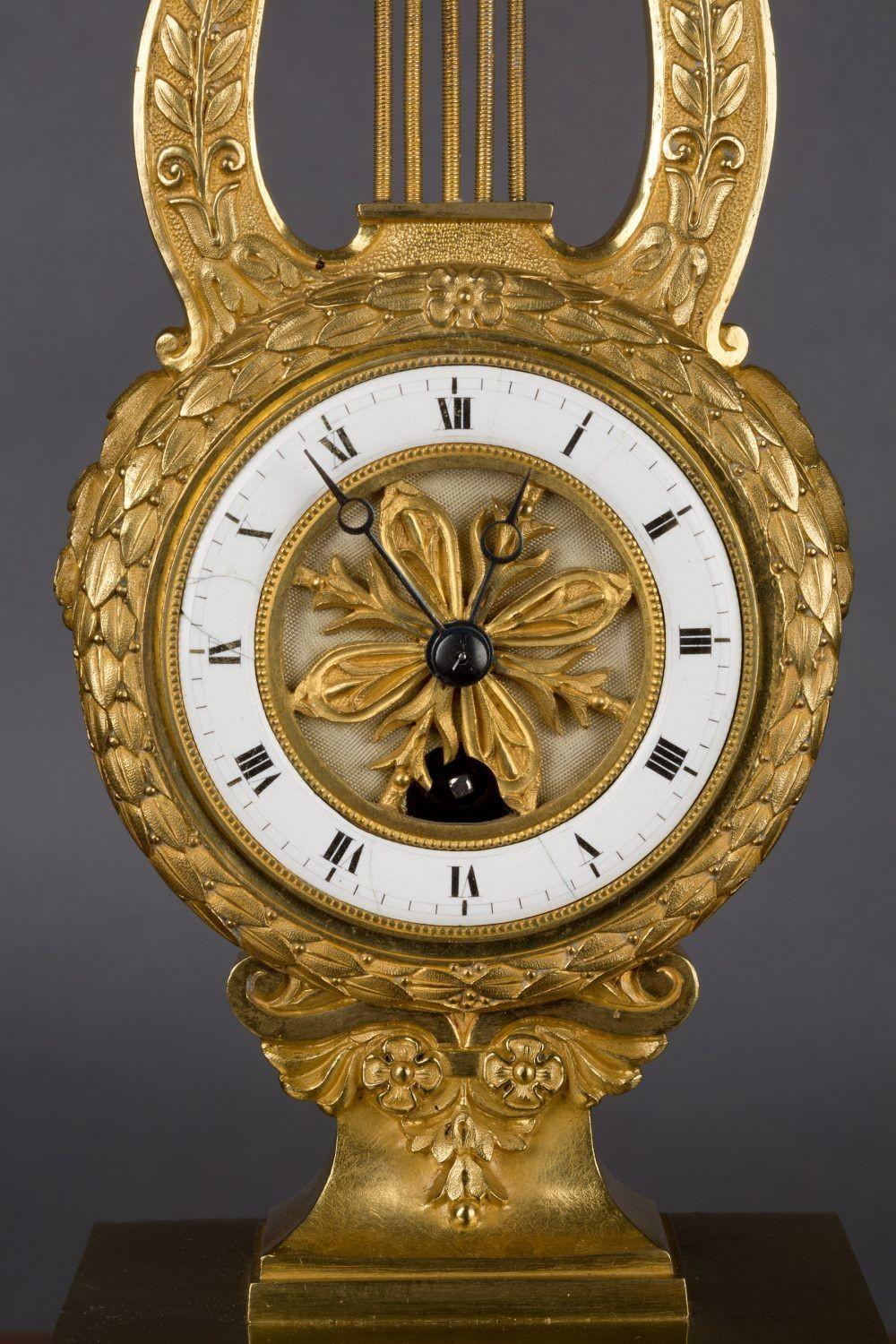 Horloge de cheminée à lyre en bronze doré en vente 1