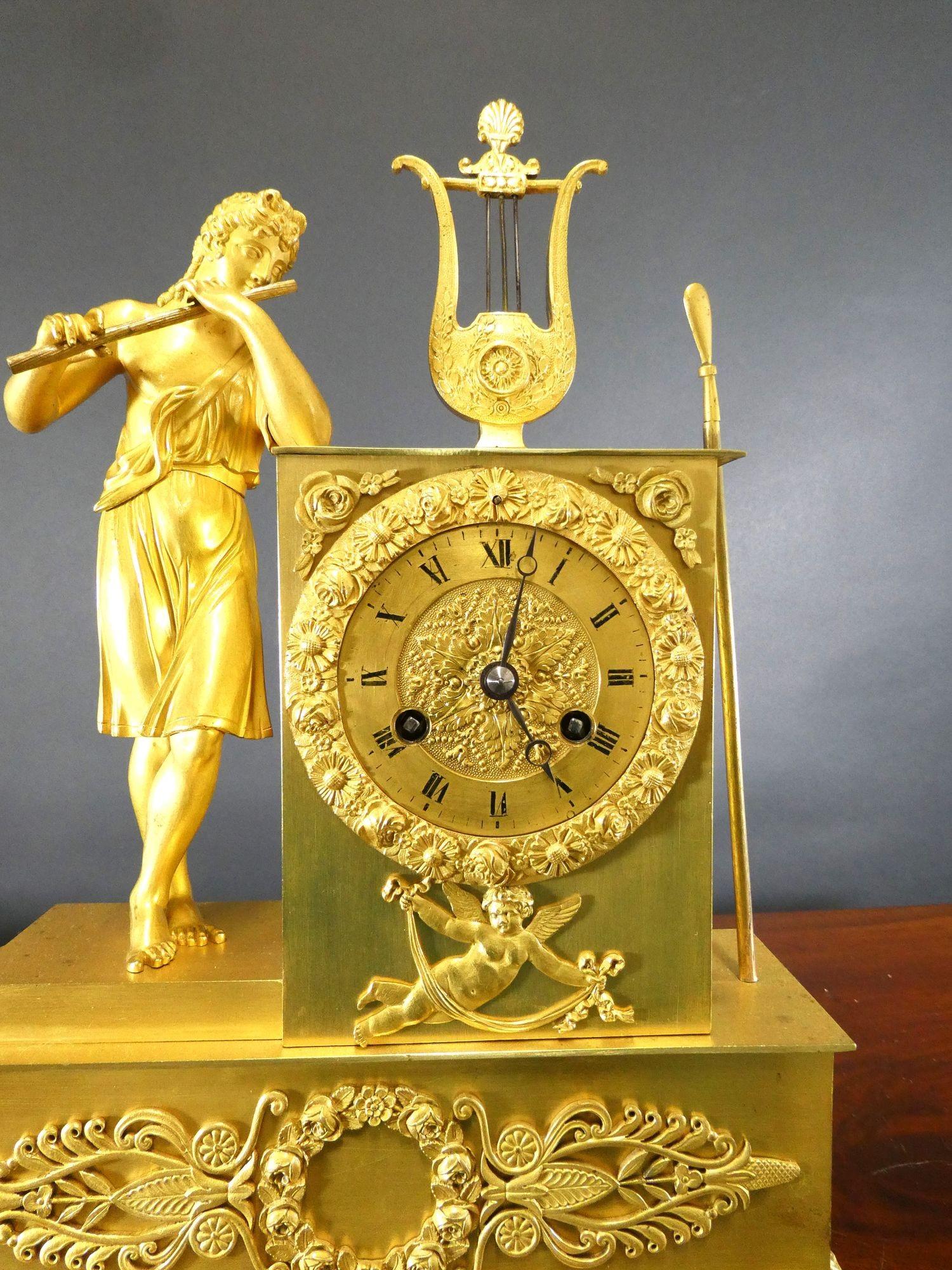 Fin du XIXe siècle Pendule de cheminée en bronze doré en vente