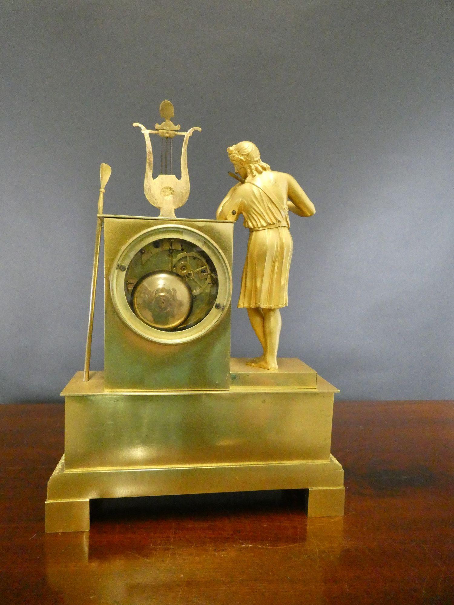 Pendule de cheminée en bronze doré en vente 3