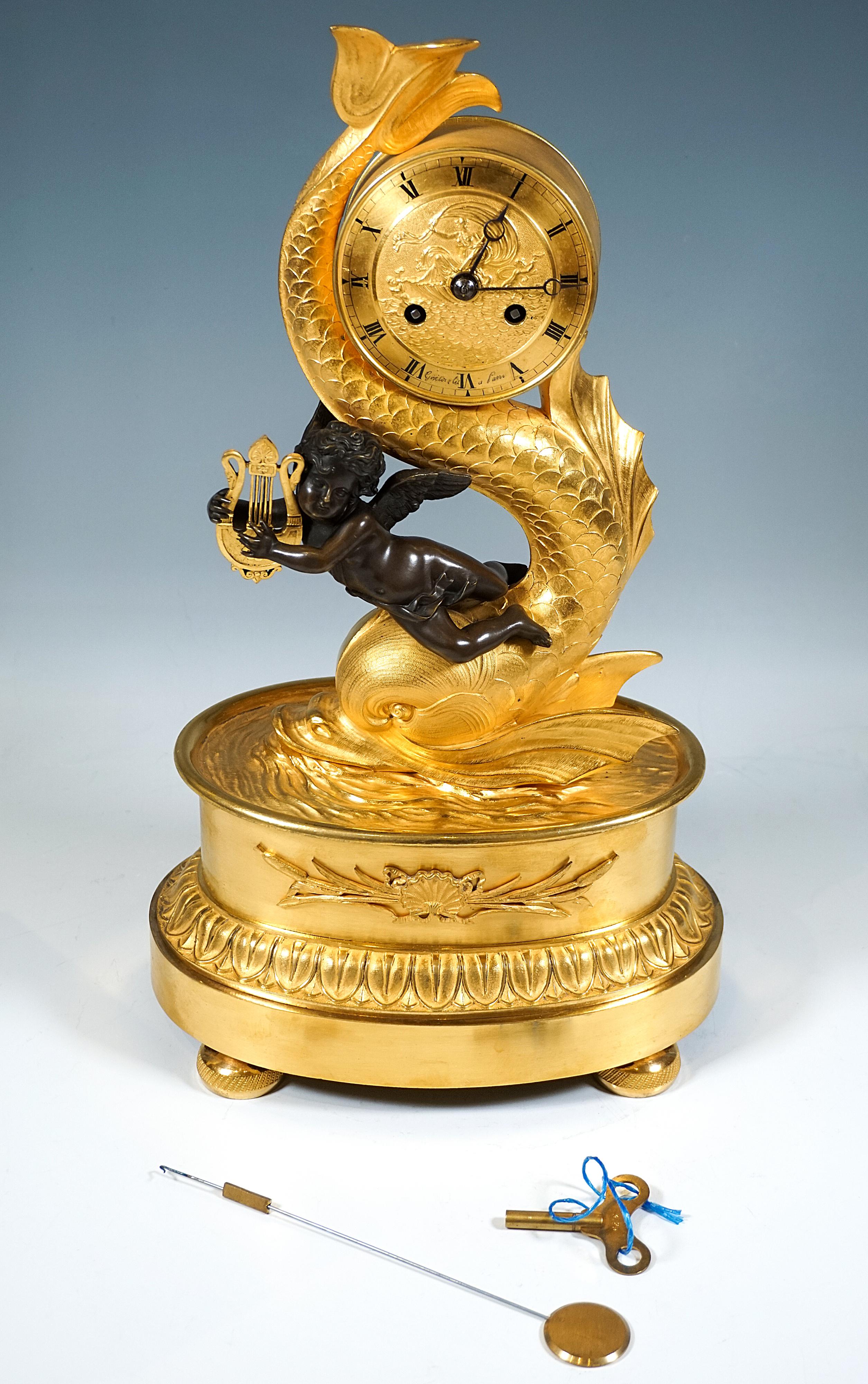 French Ormolu Mantle Clock, Pendule 'Au Dauphin', Paris, Around 1800/1830 For Sale 4