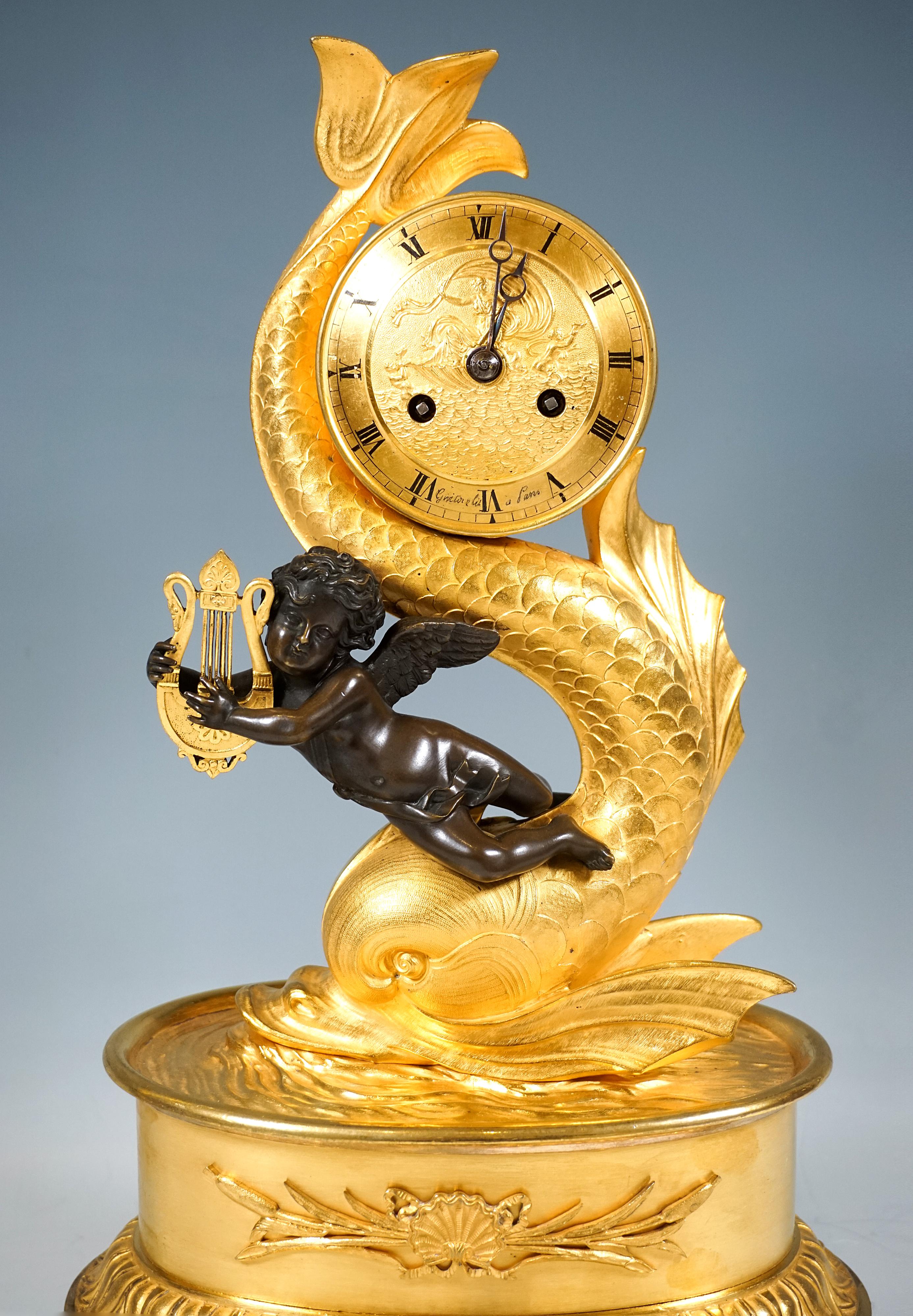 French Ormolu Mantle Clock, Pendule 'Au Dauphin', Paris, Around 1800/1830 In Good Condition For Sale In Vienna, AT