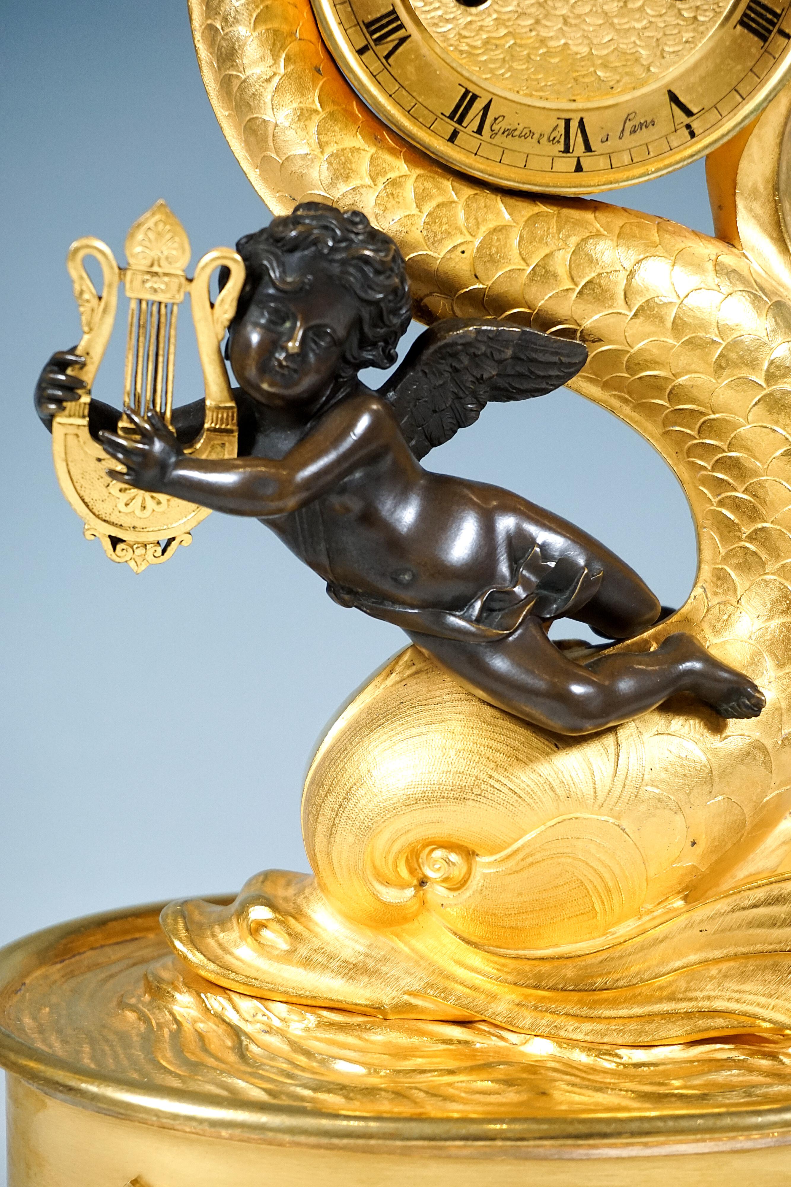 French Ormolu Mantle Clock, Pendule 'Au Dauphin', Paris, Around 1800/1830 For Sale 1
