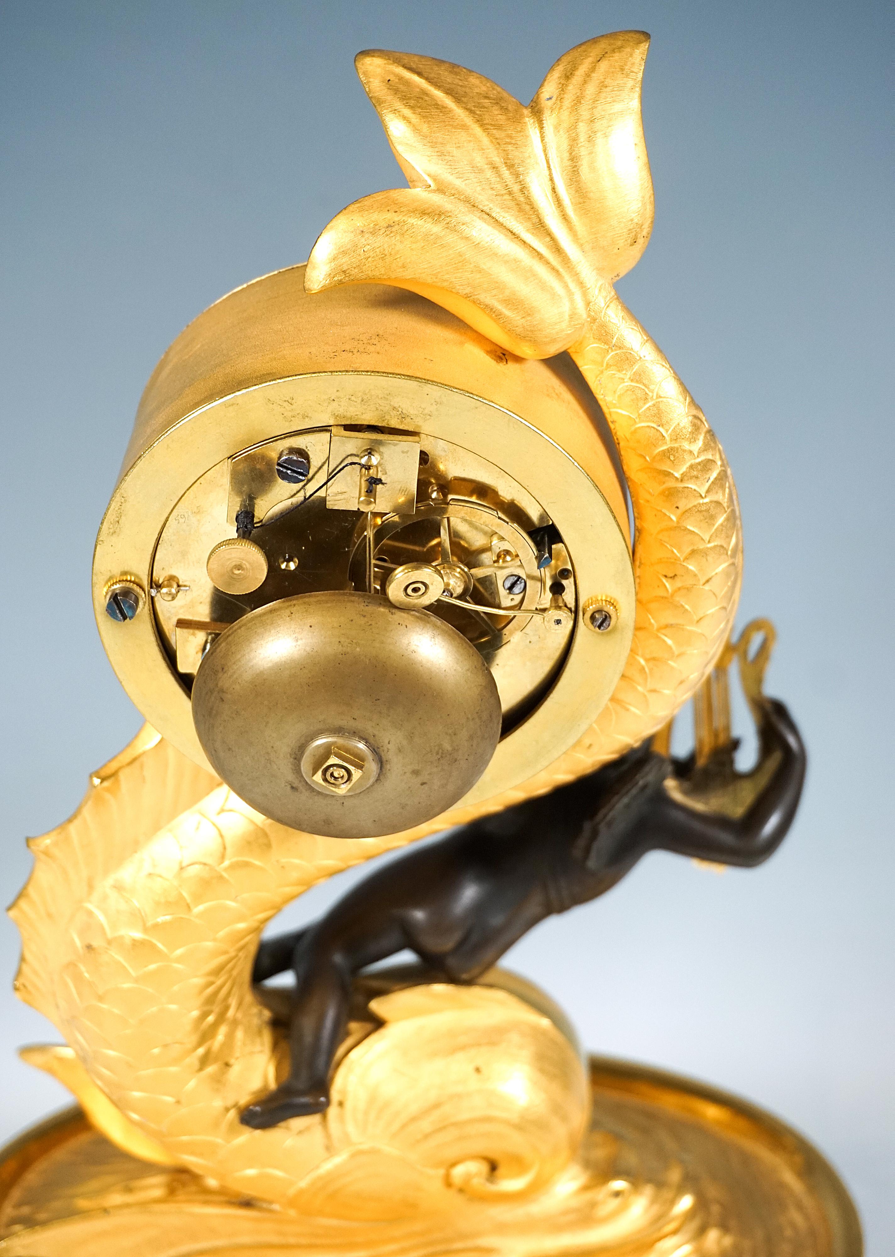 French Ormolu Mantle Clock, Pendule 'Au Dauphin', Paris, Around 1800/1830 For Sale 2