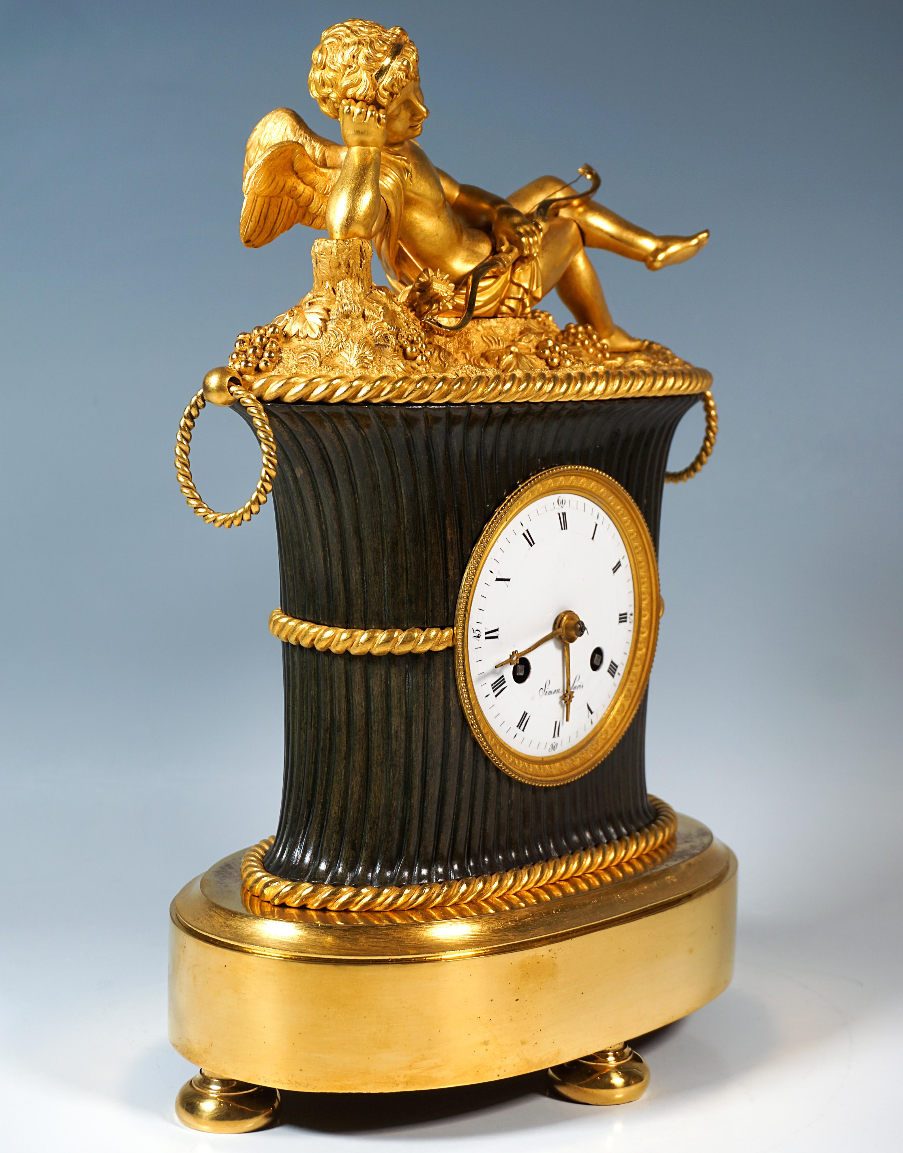 Excellent mantel clock made of fire-gilded and patinated bronze from the early 19th century:
Structure in the form of a tall oval, smooth, fluted stepped gilded base, recessed body made of patinated bronze with closely spaced folds, into which the