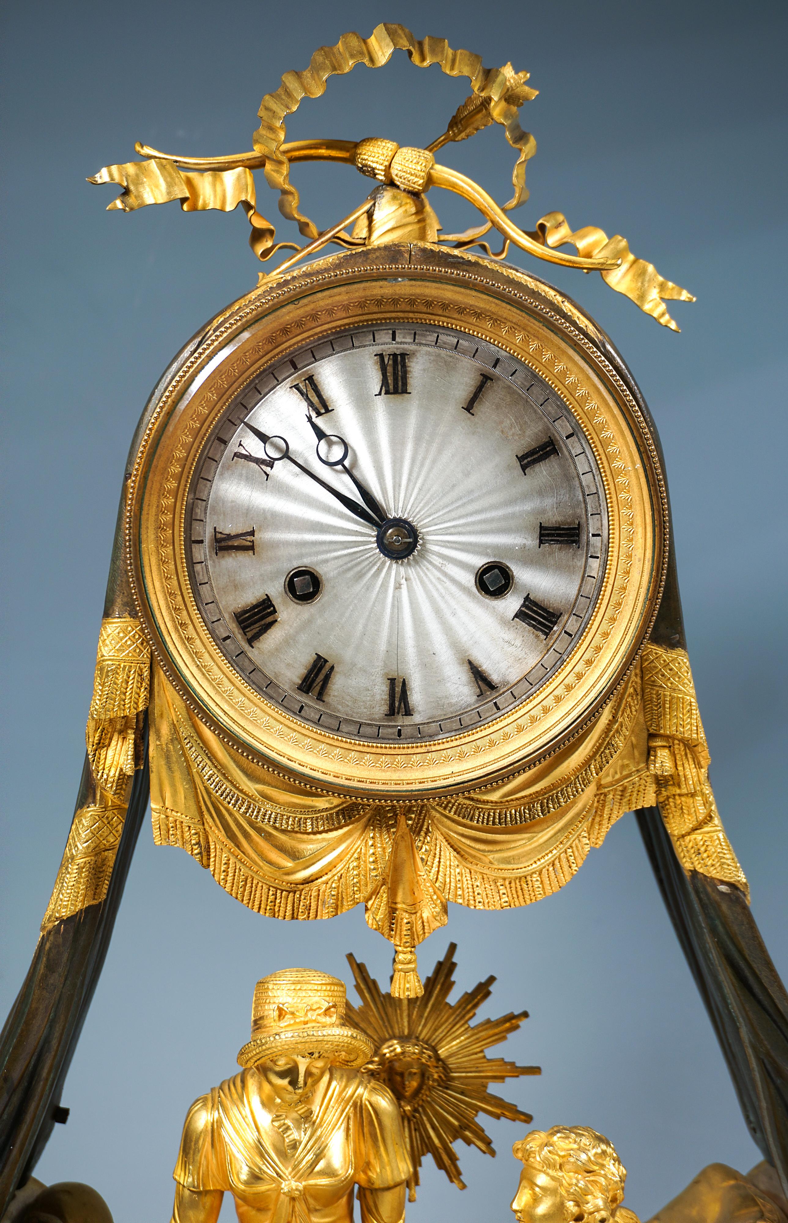 French Ormolu Mantle Clock, Pendule 'Lit à Baldaquin', Paris, Around 1790 For Sale 4