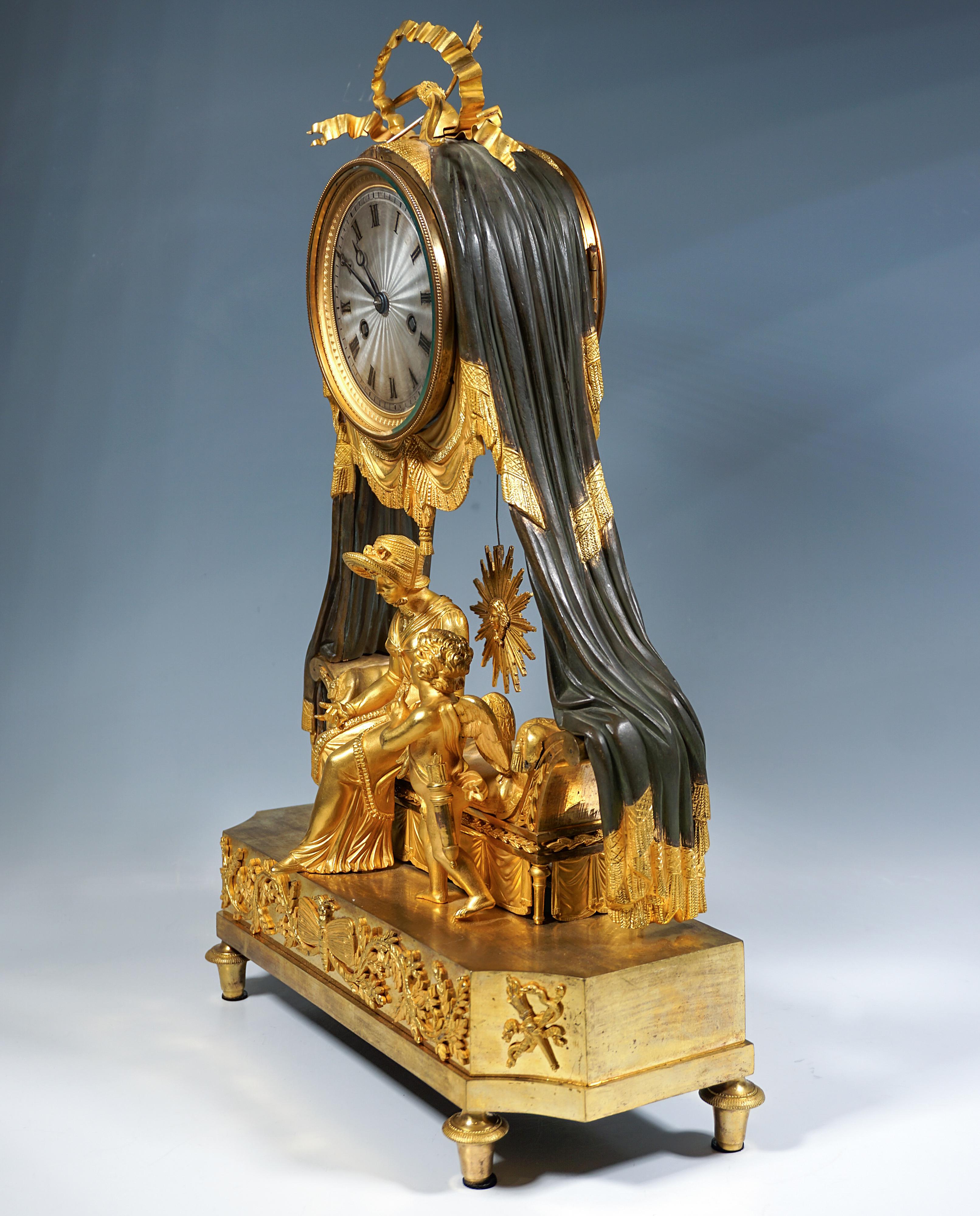 Hand-Crafted French Ormolu Mantle Clock, Pendule 'Lit à Baldaquin', Paris, Around 1790 For Sale