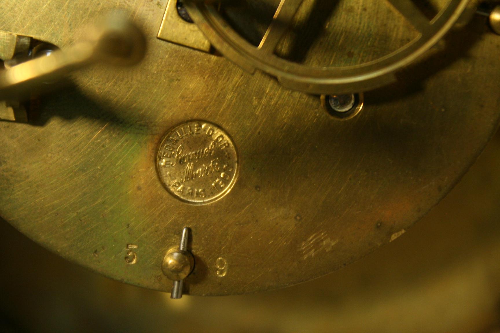 Pendule de cheminée française en marbre et bronze doré, XIXe siècle en vente 1