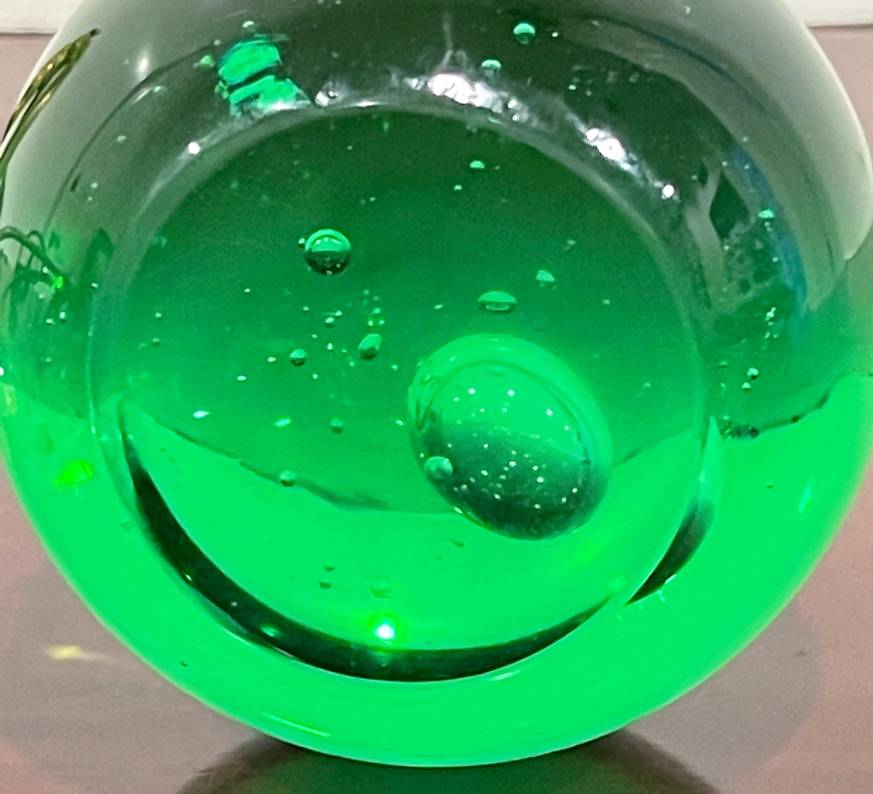 Presse-papiers à bulles contrôlées en cristal vert à motif de singe en bronze doré français en vente 12